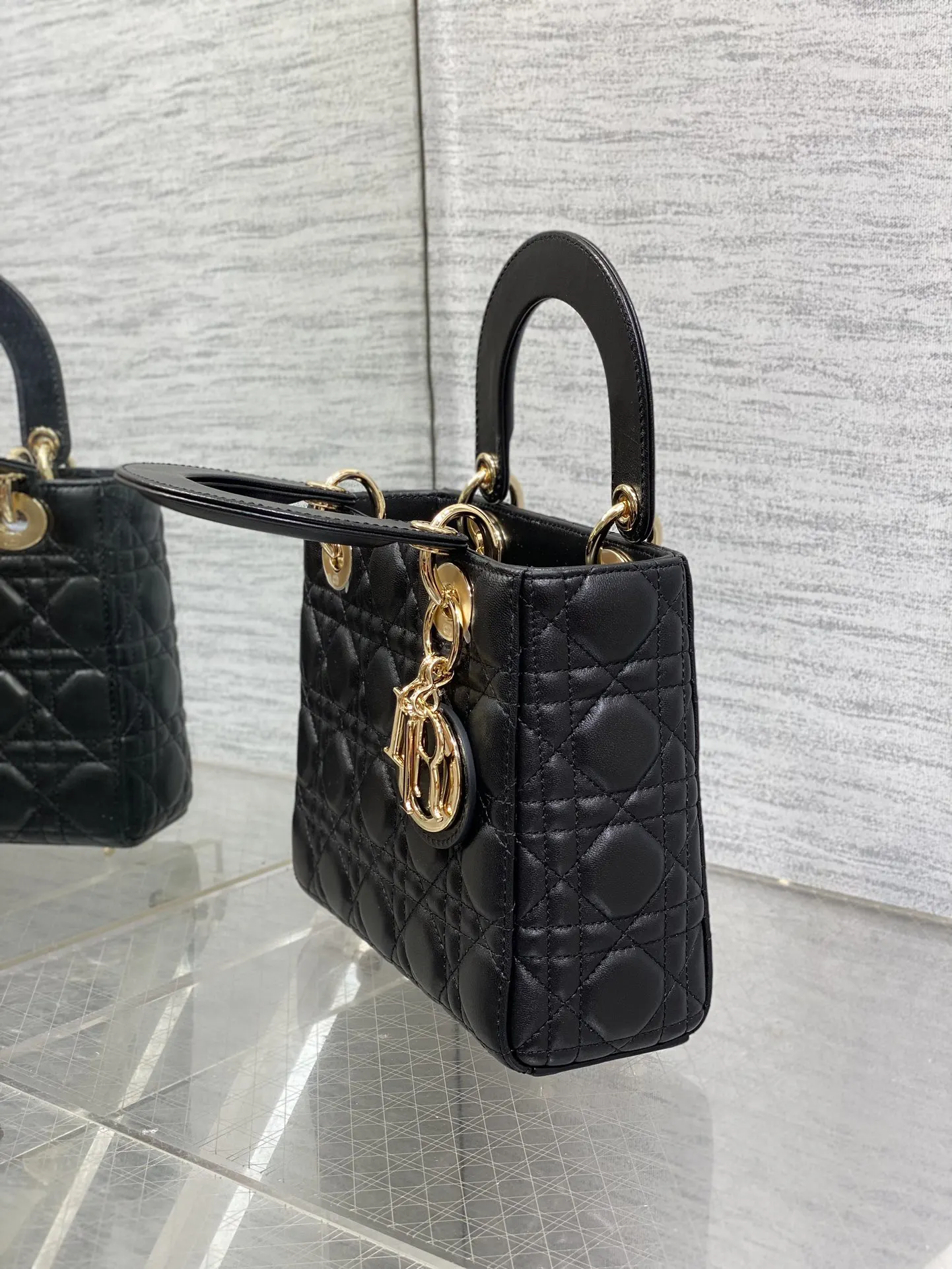 Dior Lady Dior Lady 黑色藤格手袋 宽肩带