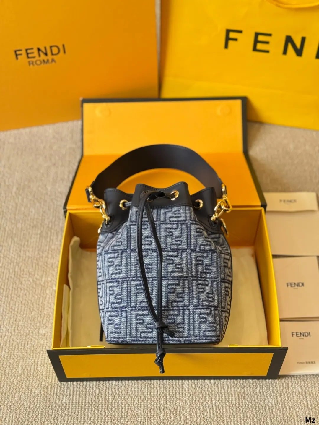 Fendi 一长一短两条可拆卸肩带 可單肩背或斜挎 水桶包 休閒水桶款