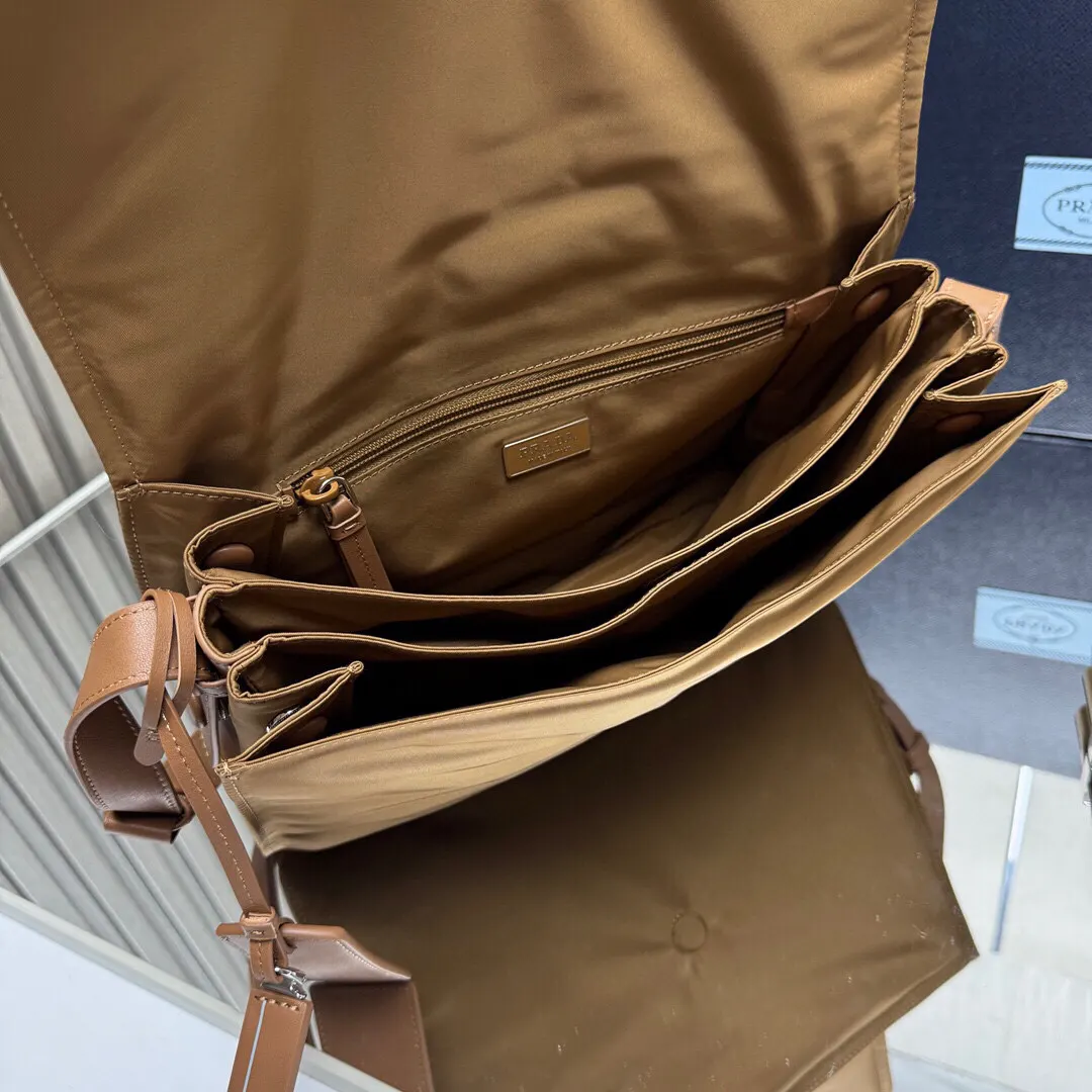 Prada Re-Nylon 尼龙 皮革 邮差包 斜挎包