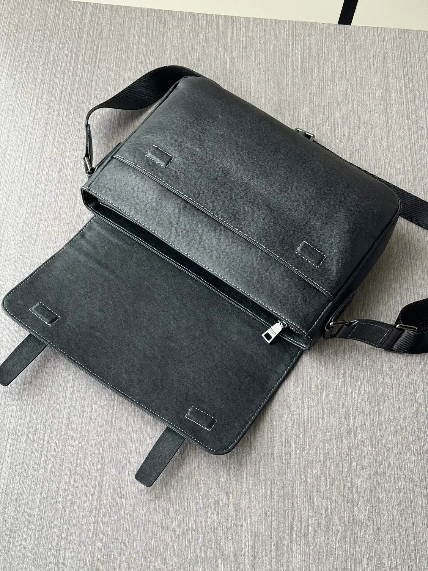 Prada 黑色 牛皮 Logo 斜挎包