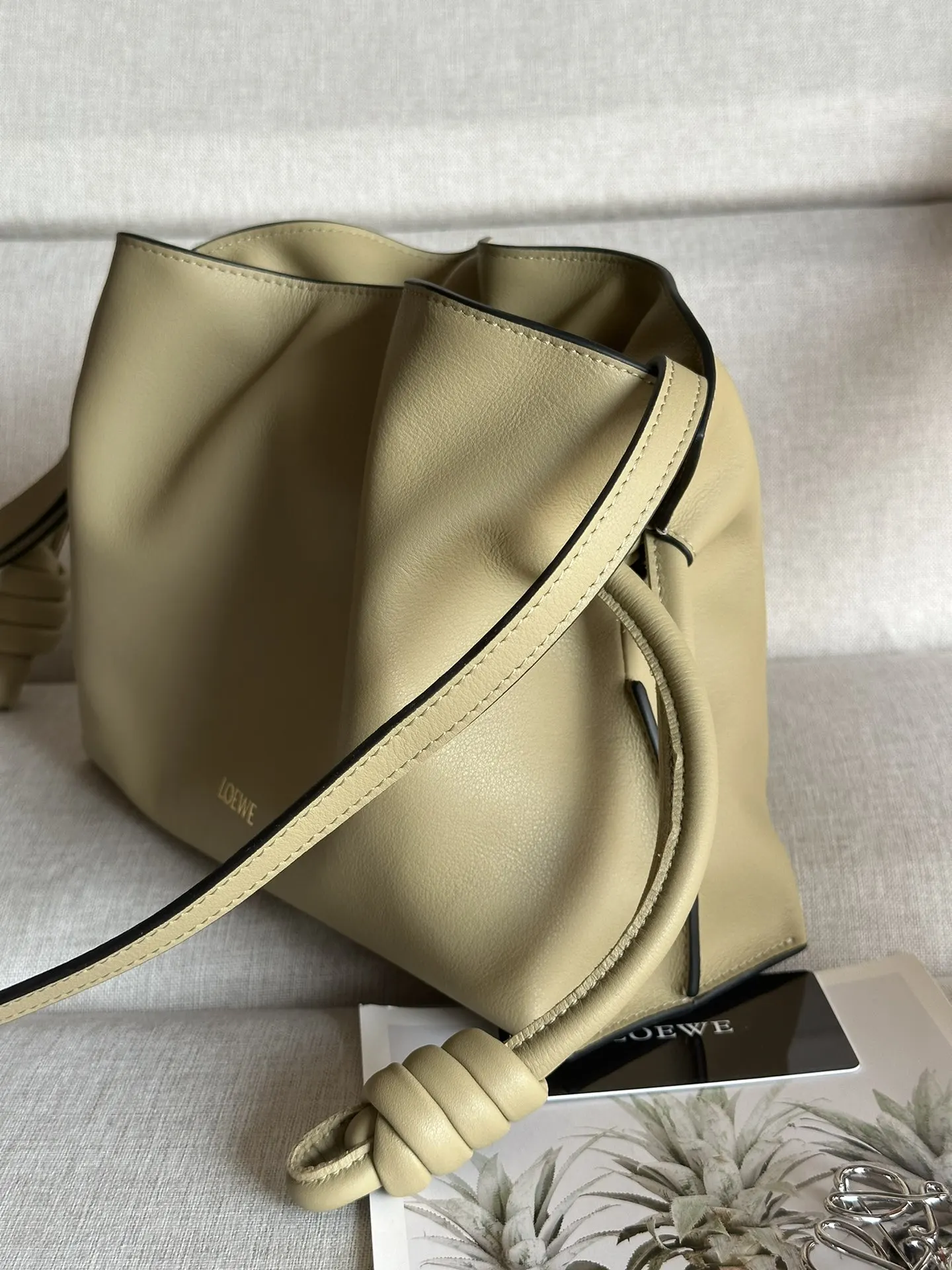Loewe 金色 牛皮 手拿包 精致手拿款