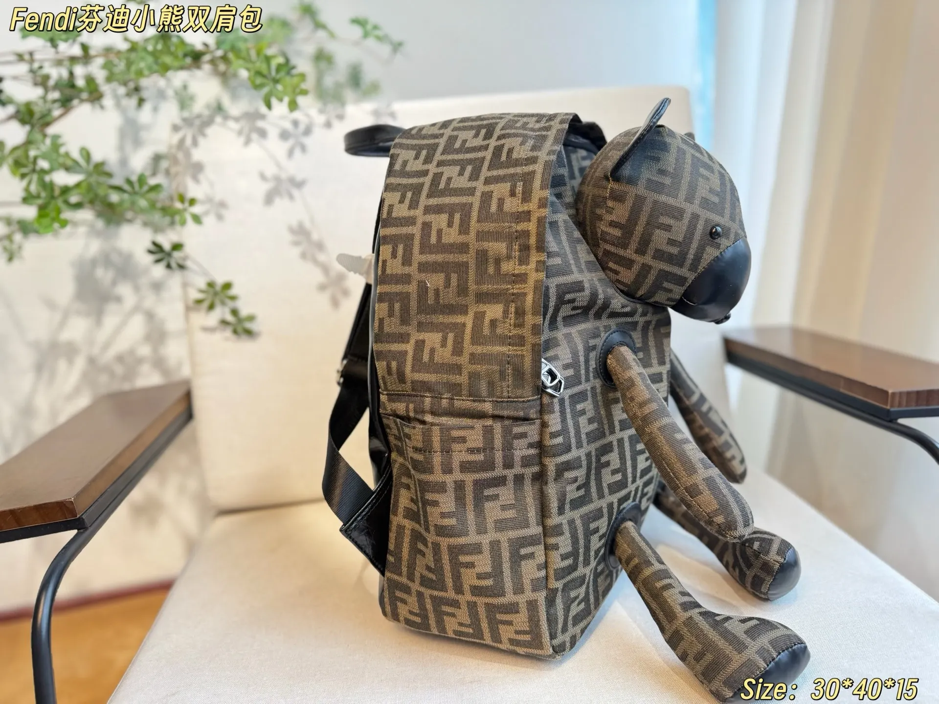 Fendi 芬迪小熊雙肩包 可可爱爱的小熊玩偶公仔 雙肩功能强大 实用雙肩款