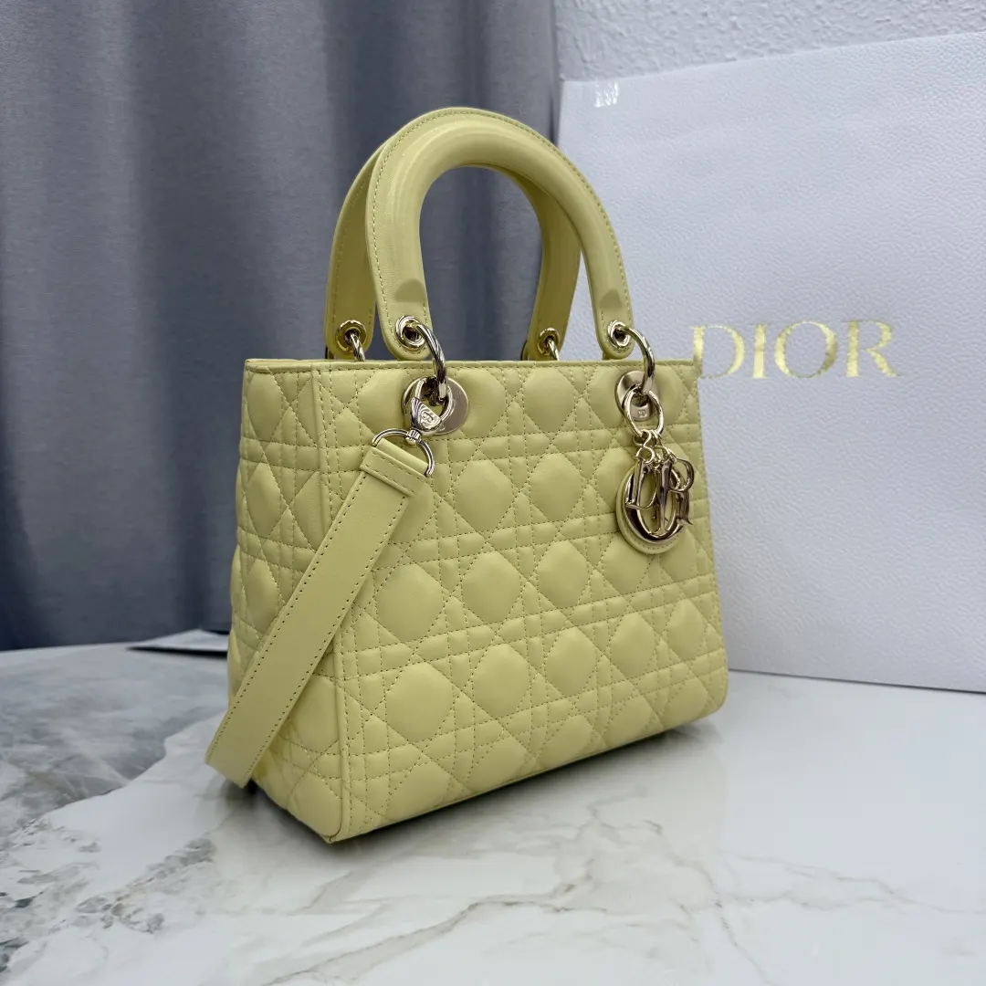 Dior Lady Dior 柠檬黄色羊皮卡夹 标签细节款