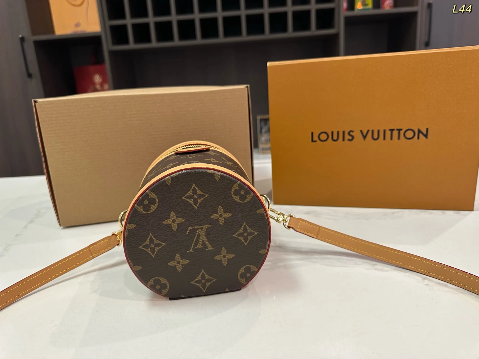 LV 钢五金 水桶包 休闲水桶款