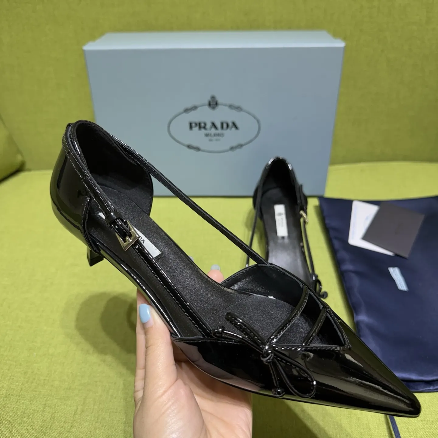 PRADA 羊皮 漆皮 字母 休闲鞋 舒适百搭款
