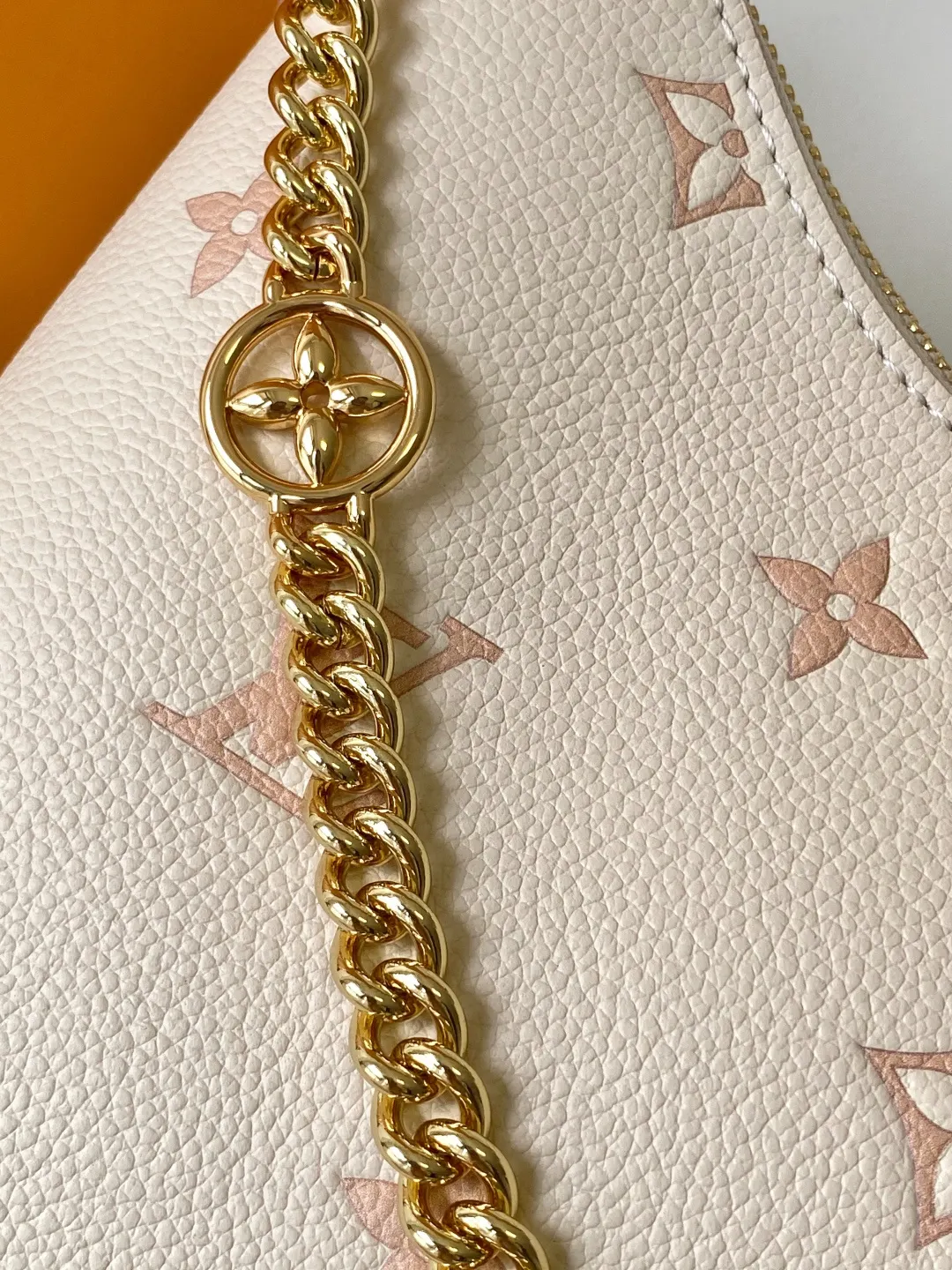 LV 牛皮 灵巧构型实现多种背携方式 内贴袋可轻松收納智能手机 鏈條包 精致鏈條款