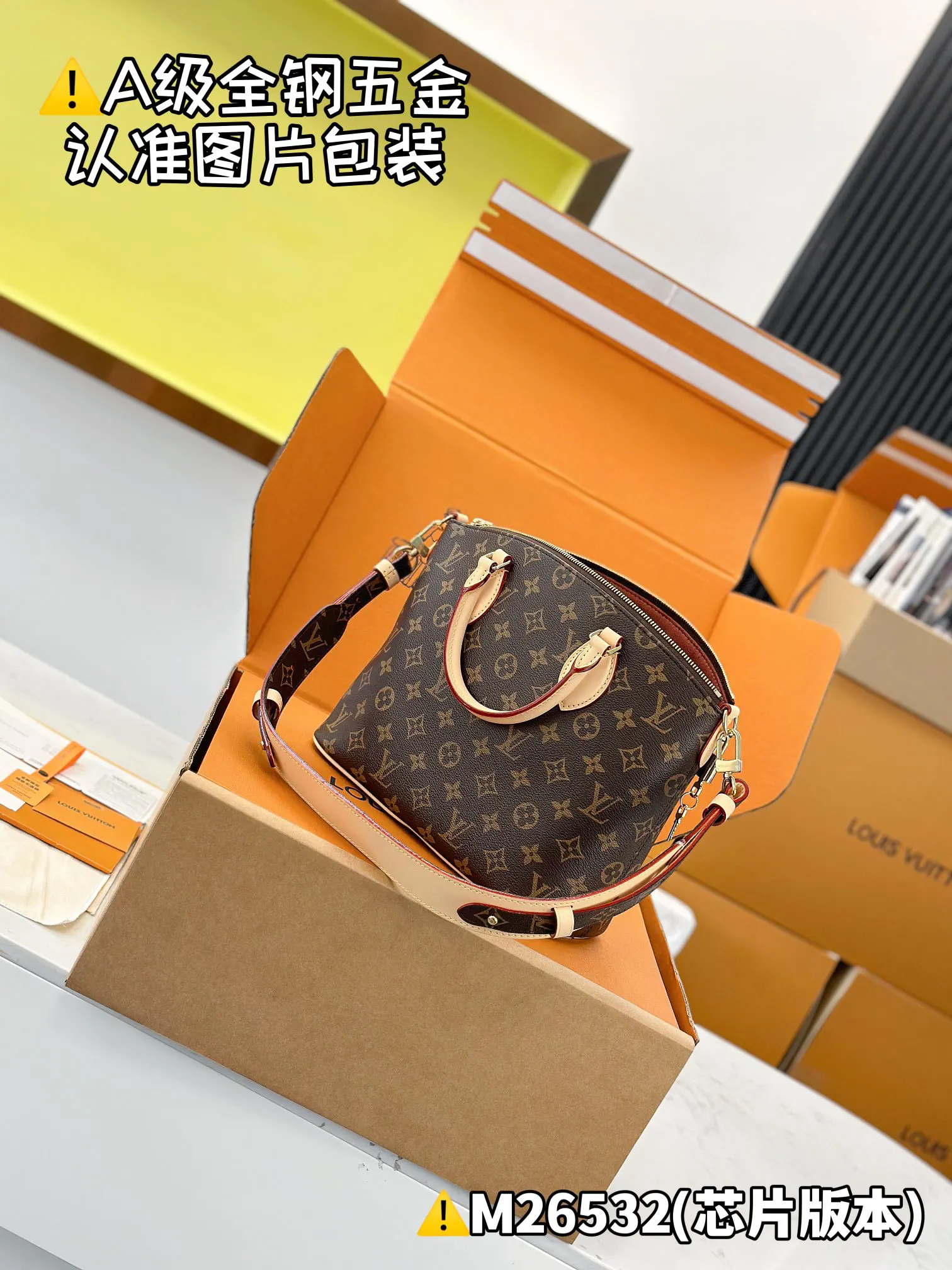 LV 黑色壓紋鏈條郵差包 斜挎款(數字17) LV 黑色壓紋鏈條郵差包 斜挎款(數字17)