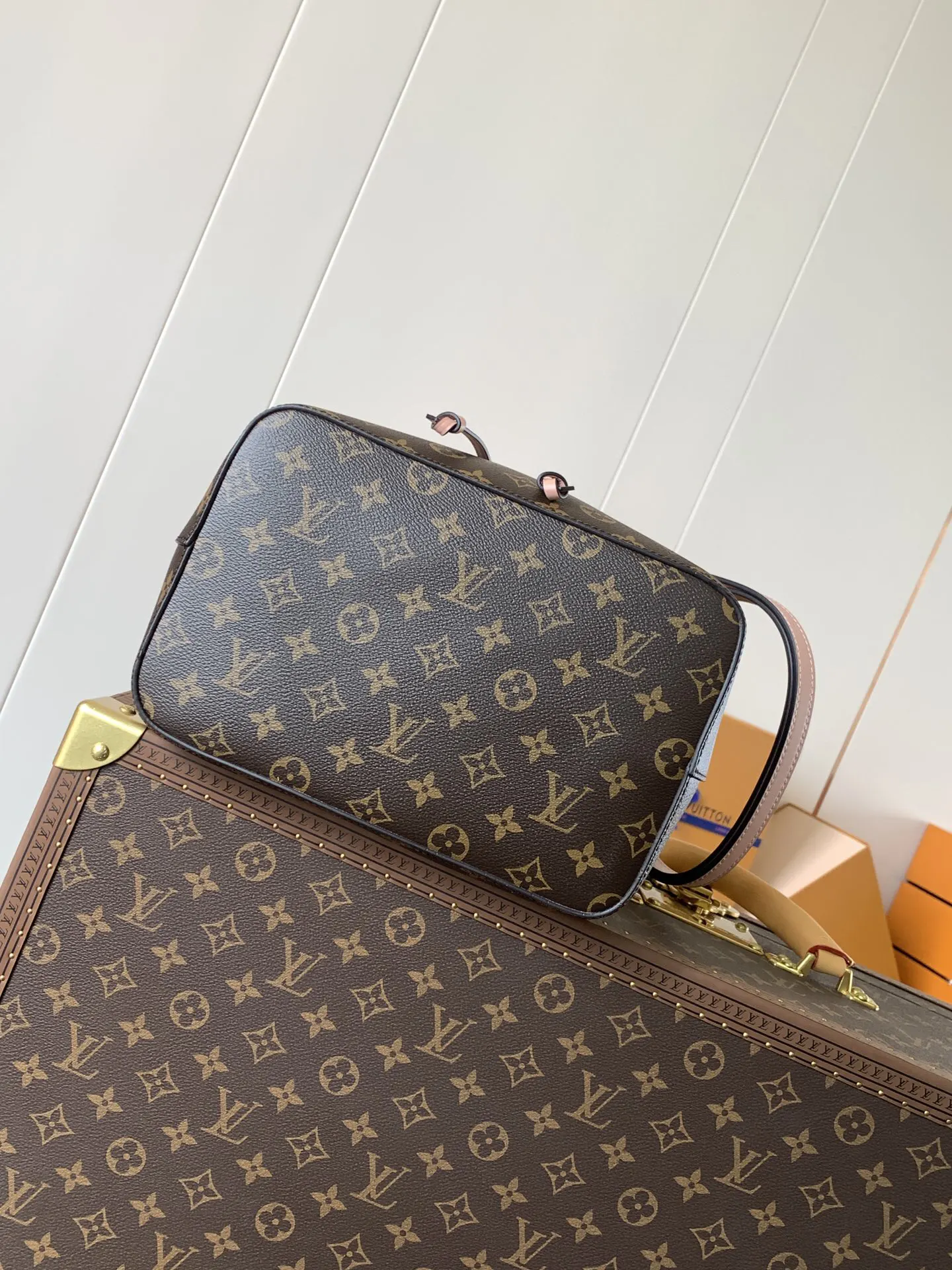 LV 牛皮 Monogram 涂层帆布一光滑牛皮饰边一超细纤维内 水桶包 休闲水桶款