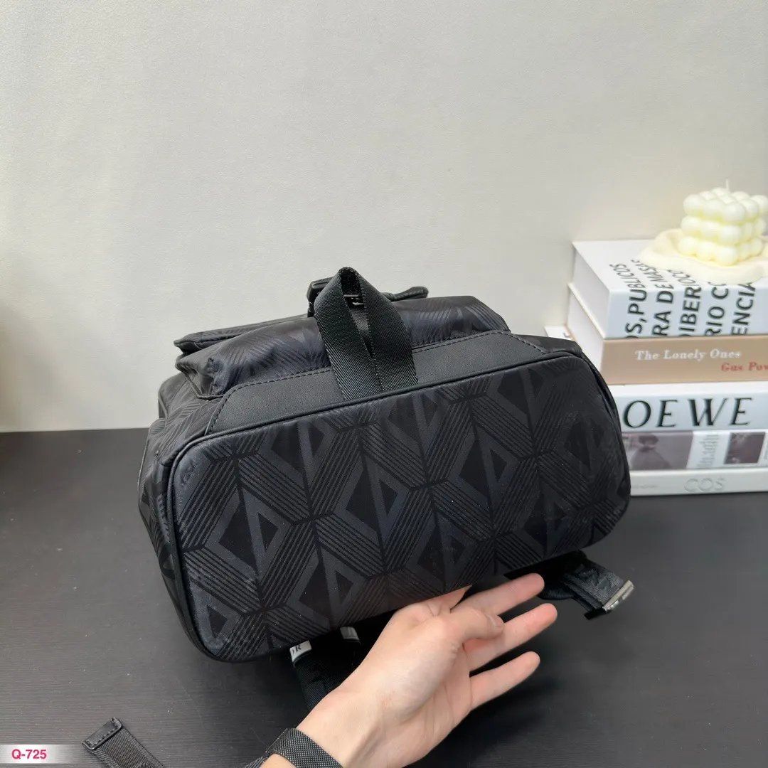 Dior 雙肩 男女背都好看 作为一只合格的 雙肩包 实用雙肩款(數字9) Dior 雙肩 男女背都好看 作为一只合格的 雙肩包 实用雙肩款(數字9)
