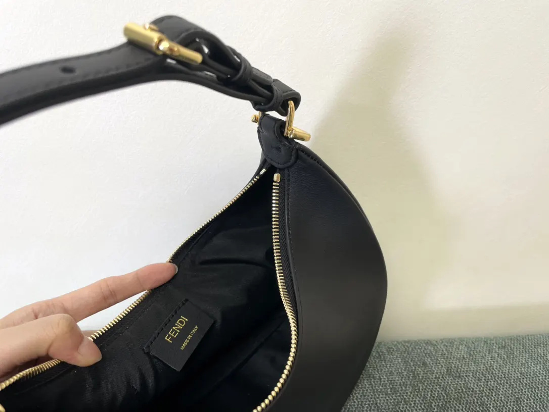 Fendi 黑色 金色 皮革 腋下包 復古腋下背款(數字9) Fendi 黑色 金色 皮革 腋下包 復古腋下背款(數字9)