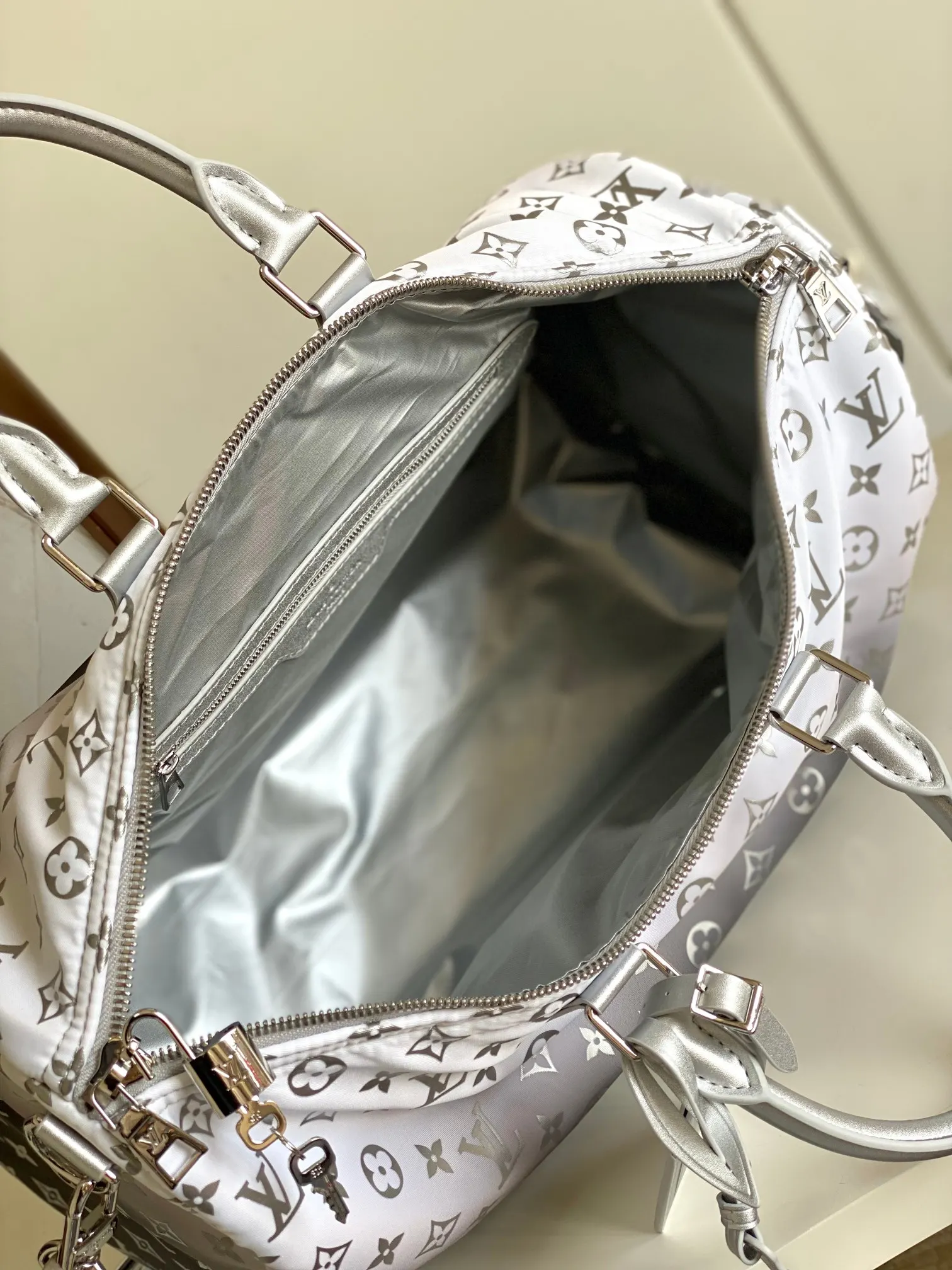 Louis Vuitton 银色 Monogram 单肩包
