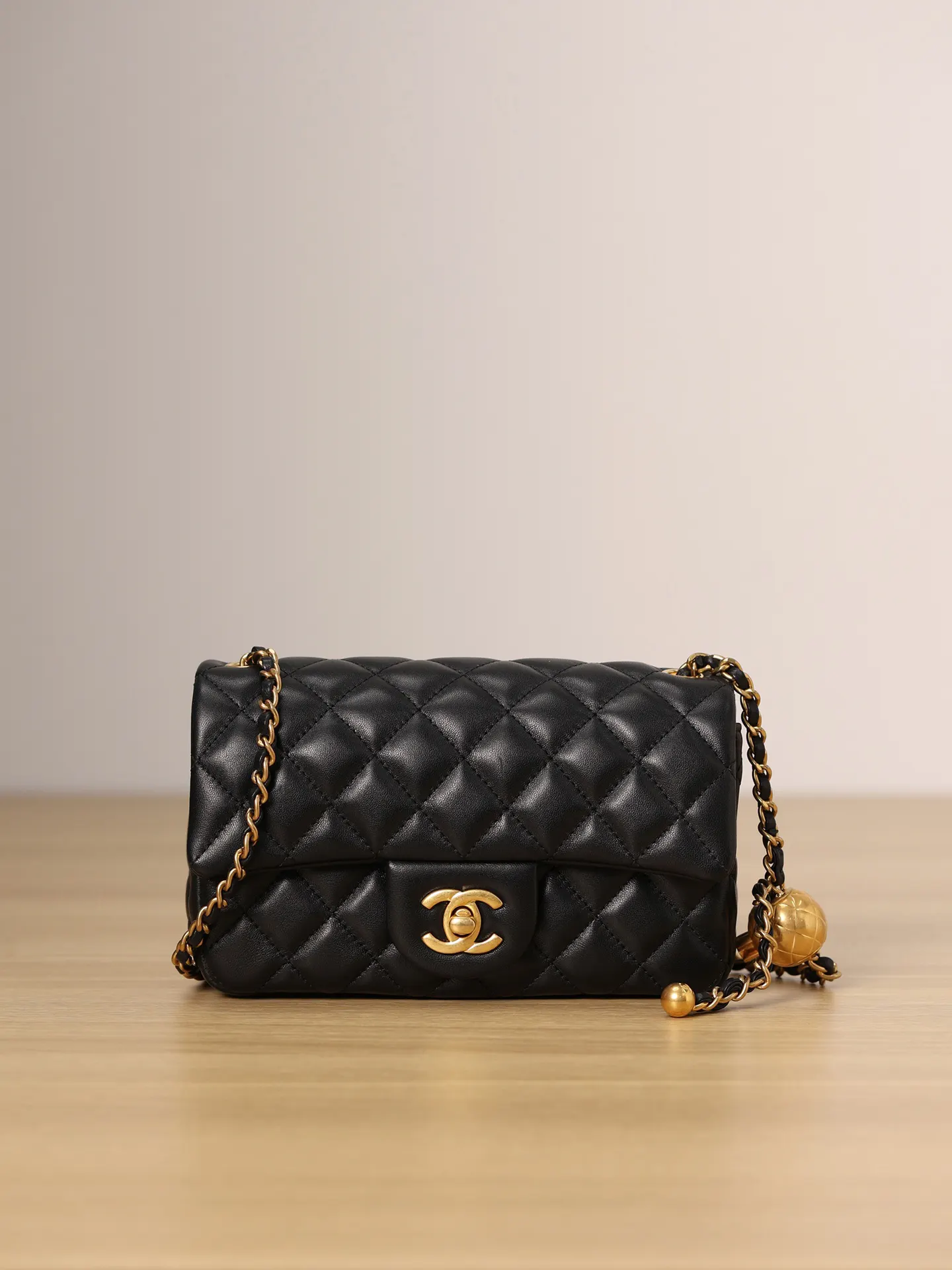 CHANEL 黑色 羊皮 斜挎包 轻便斜挎款
