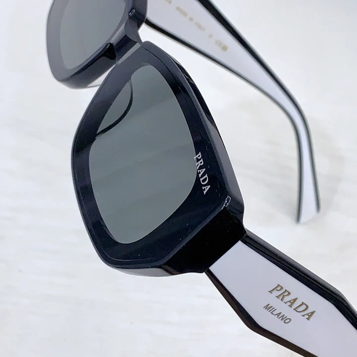 Prada PR 2151S 太阳镜