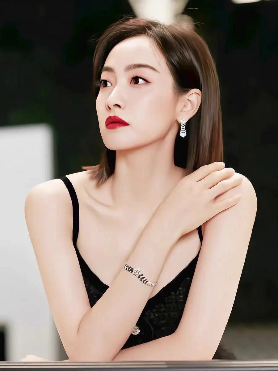 Chanel 白金 金色 耳钉 小巧点缀 耳饰