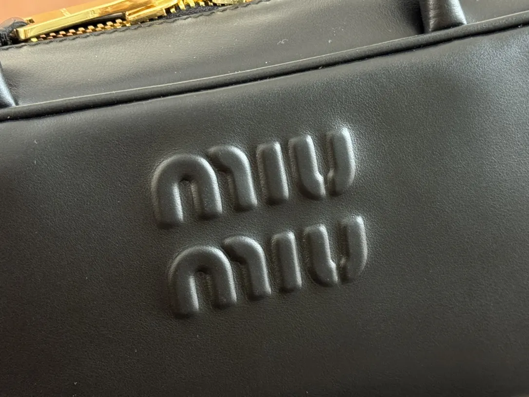 小牛皮 M家 单肩包〰 火爆全网中 超美 日常单肩背款
