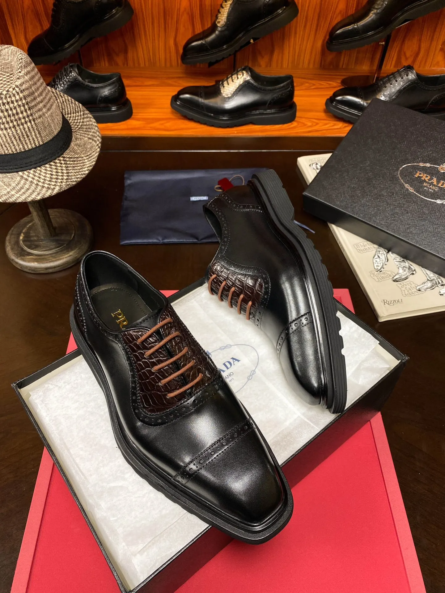 Prada 鳄鱼皮 牛皮 休闲鞋 舒適