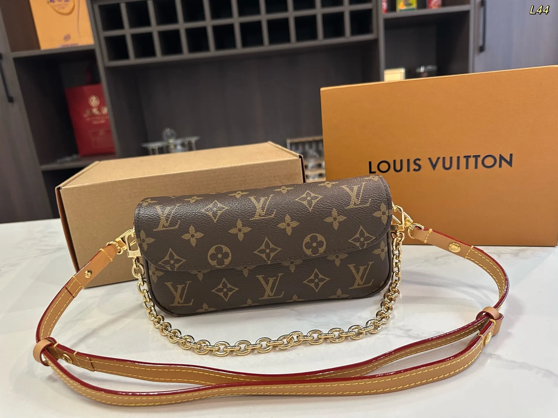 LV 钢五金 腋下包 复古腋下背款