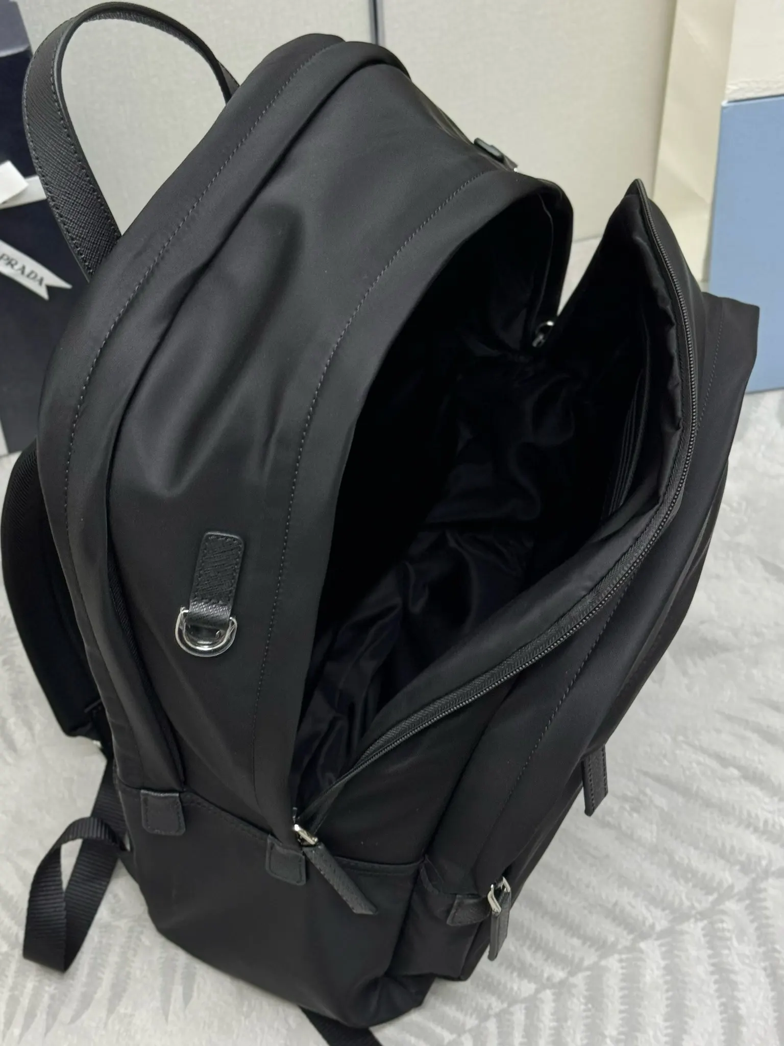 PRADA 2VZ048 Re-Nylon尼龙 Saffiano十字纹牛皮 双肩背包 轻便实用款
