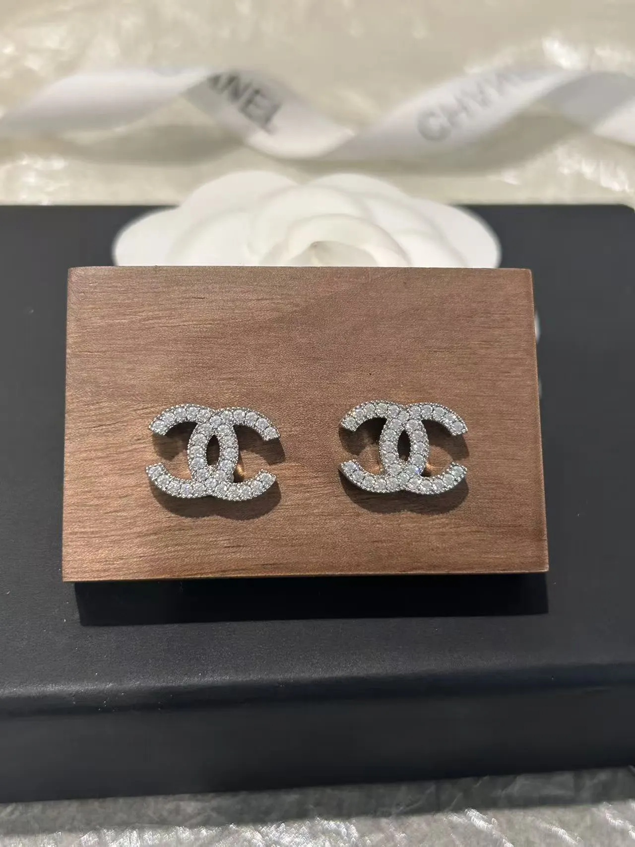 Chanel 银色 满钻 耳钉 小巧点缀 耳饰