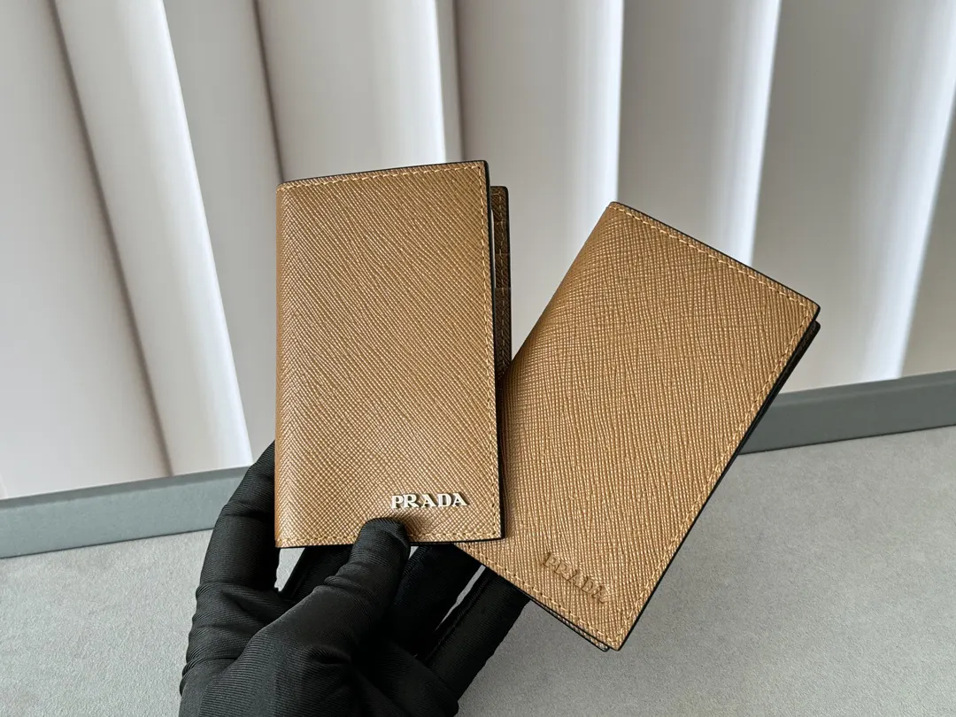 PRADA 2MC101 咖啡色 钱包 实用卡夹款