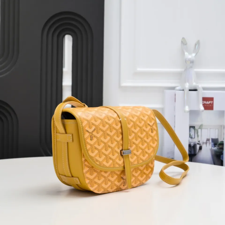 Goyard 黄色 皮质镶边以线条的方式凸显出包身轮廓 翻盖的皮质内衬亦 收纳包 旅行收纳款