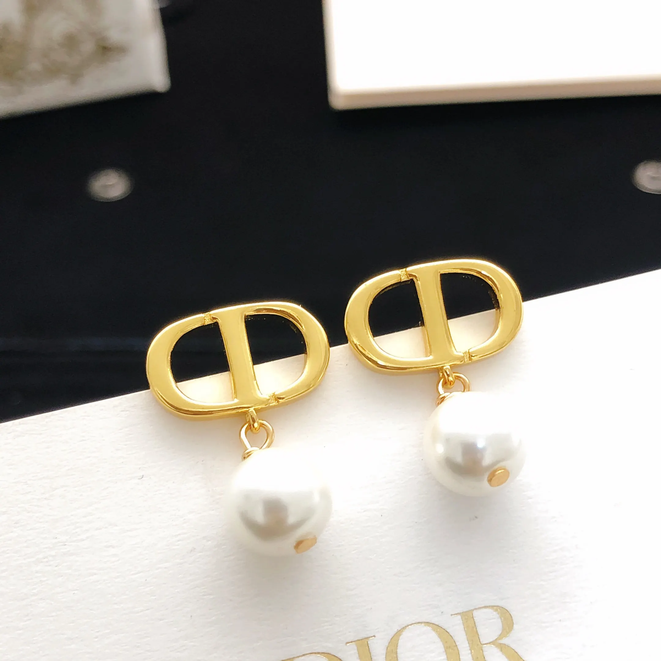 Dior 珍珠 耳钉 小巧点缀 耳饰