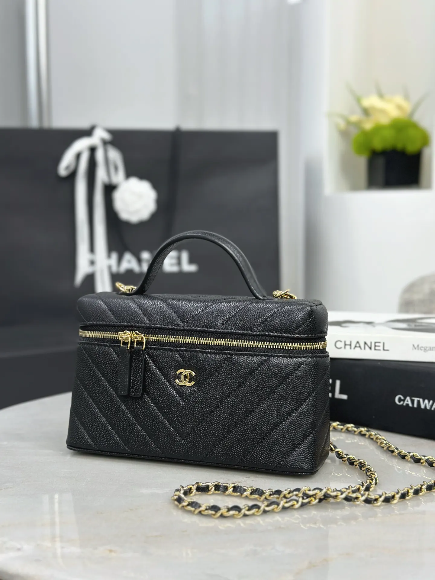 CHANEL 19 Bag 黑色荔枝纹牛皮链条包 翻盖款