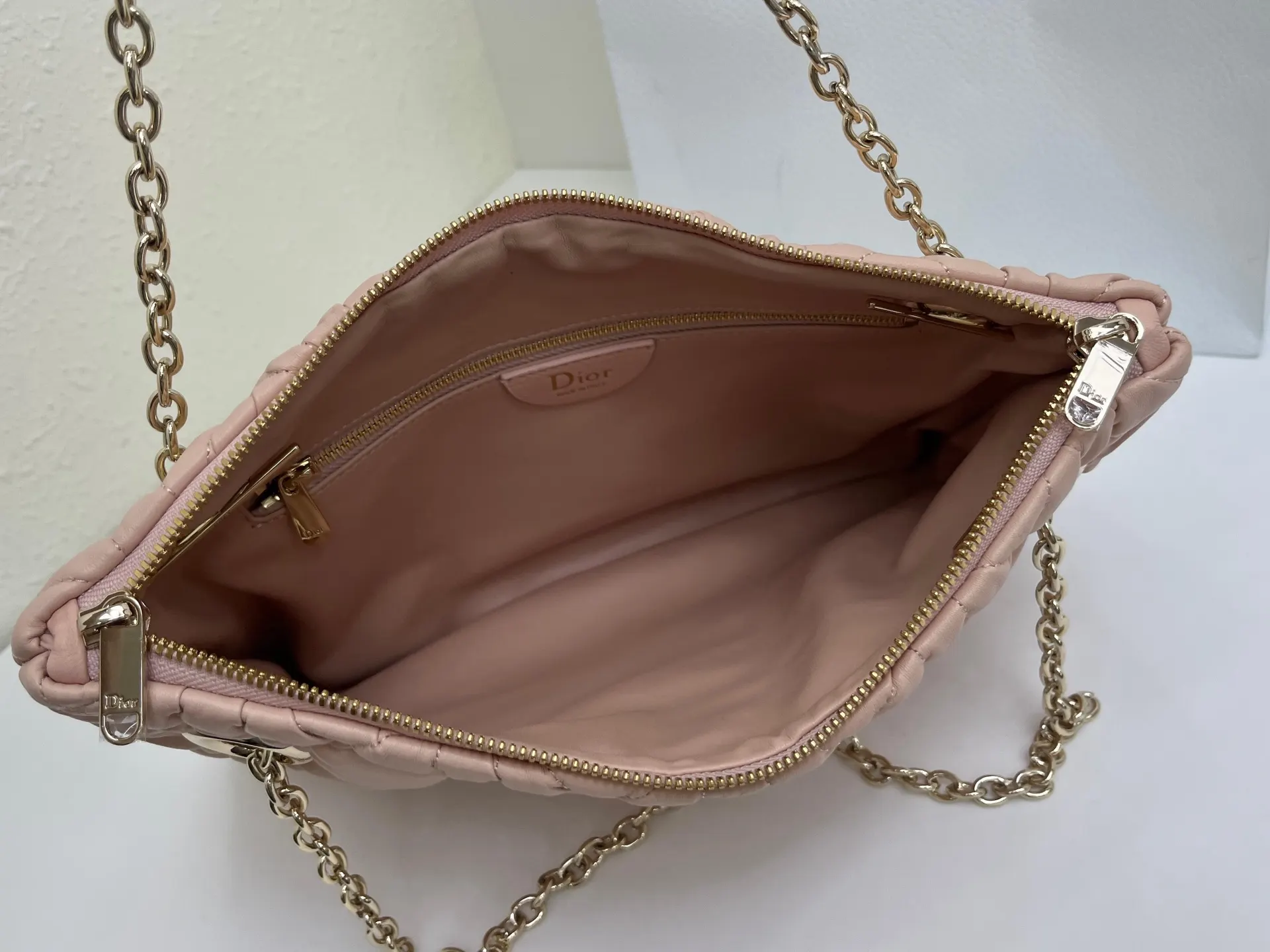 Dior 突显饰以蓬蓬超大藤格纹的新材质 为经典图案注入立体风 链条包 精致链条款