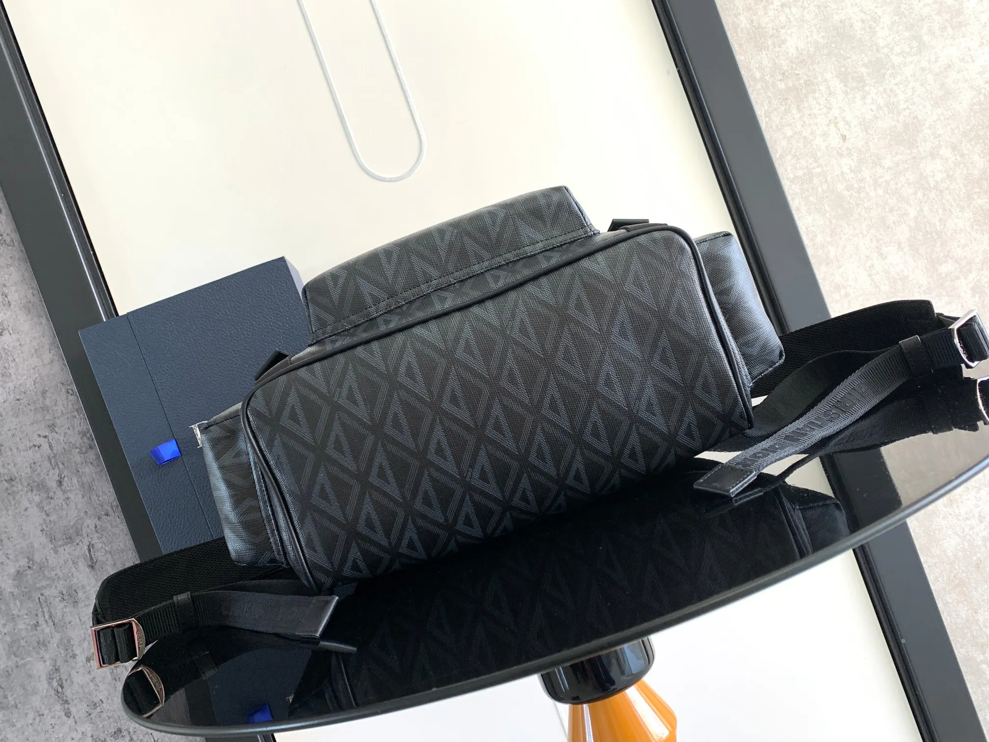 灰色 牛皮 Hit the Road 双肩背包是本季的全新 双肩包 实用双肩款