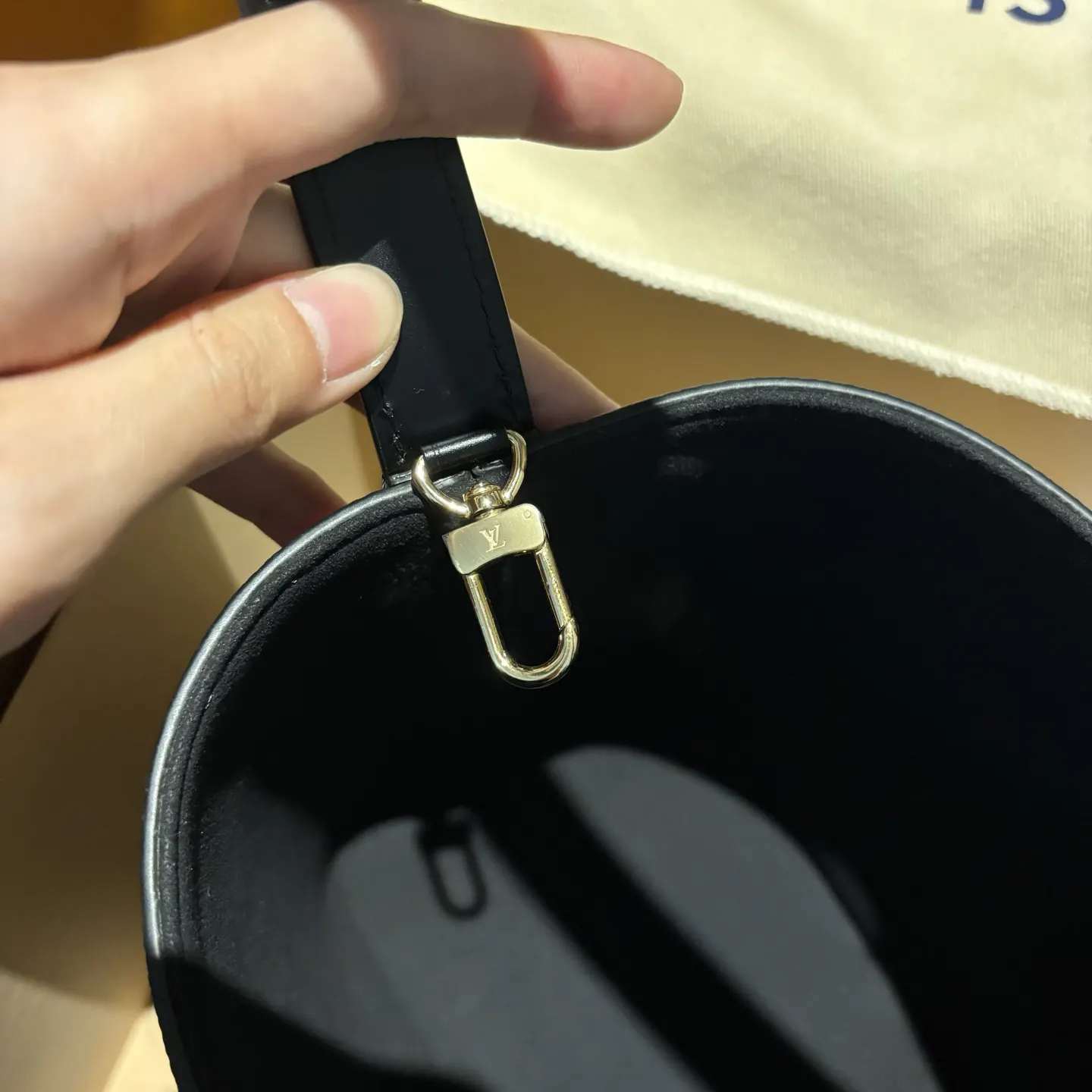 真正的渠道 我们确保所有 水桶包 休閒水桶款