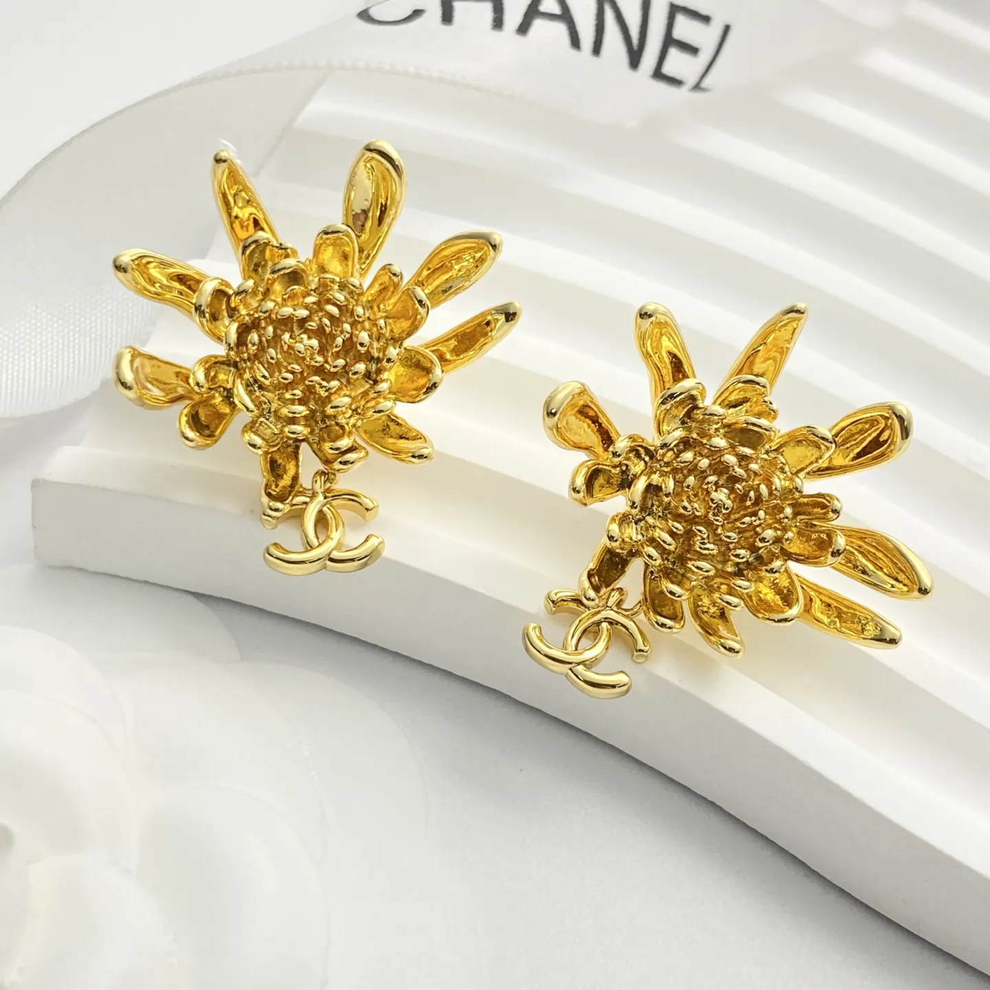 Chanel 金色 山茶花 项链 精致锁骨链