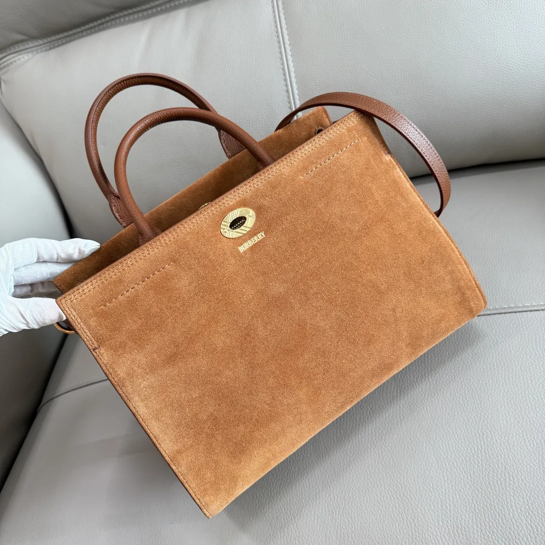 Burberry 米色 经过细腻打磨处理 呈现柔软觸感 托特包 大容量托特款
