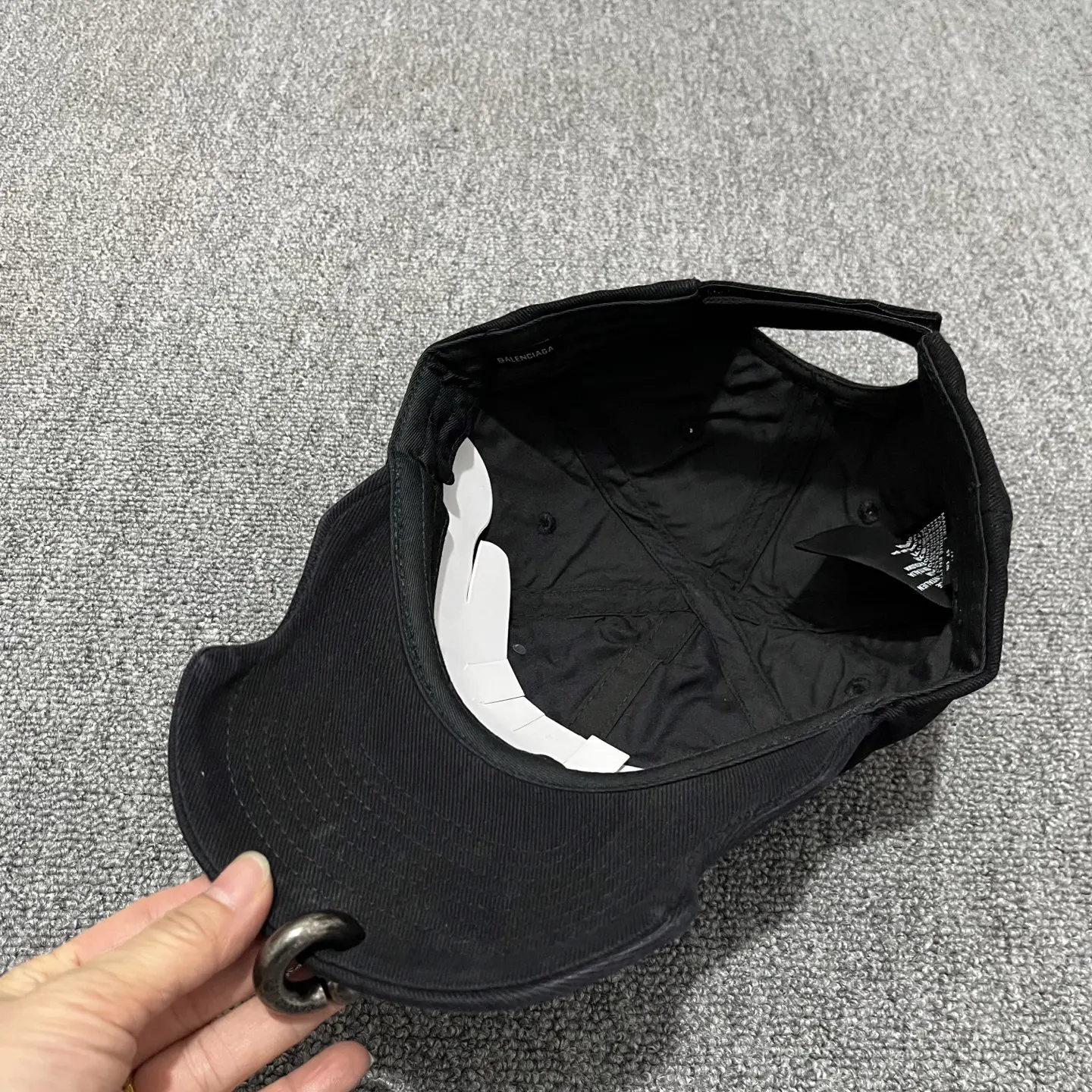 Balenciaga 棒球帽 精致搭配