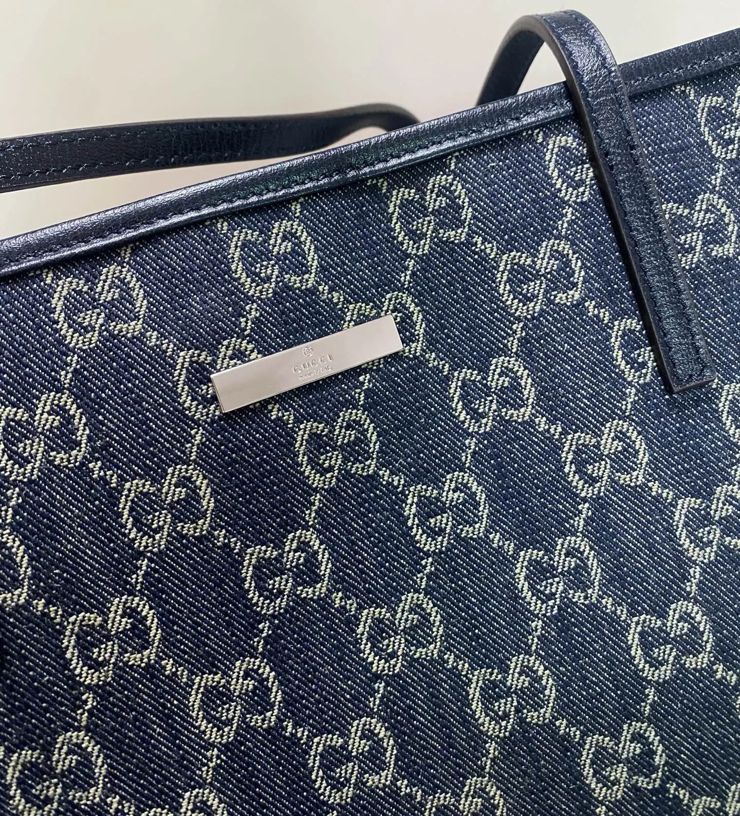Gucci 帆布 GG涂层帆布与织带的搭 为精致的造型增添了标志性的点 托特包 大容量托特款
