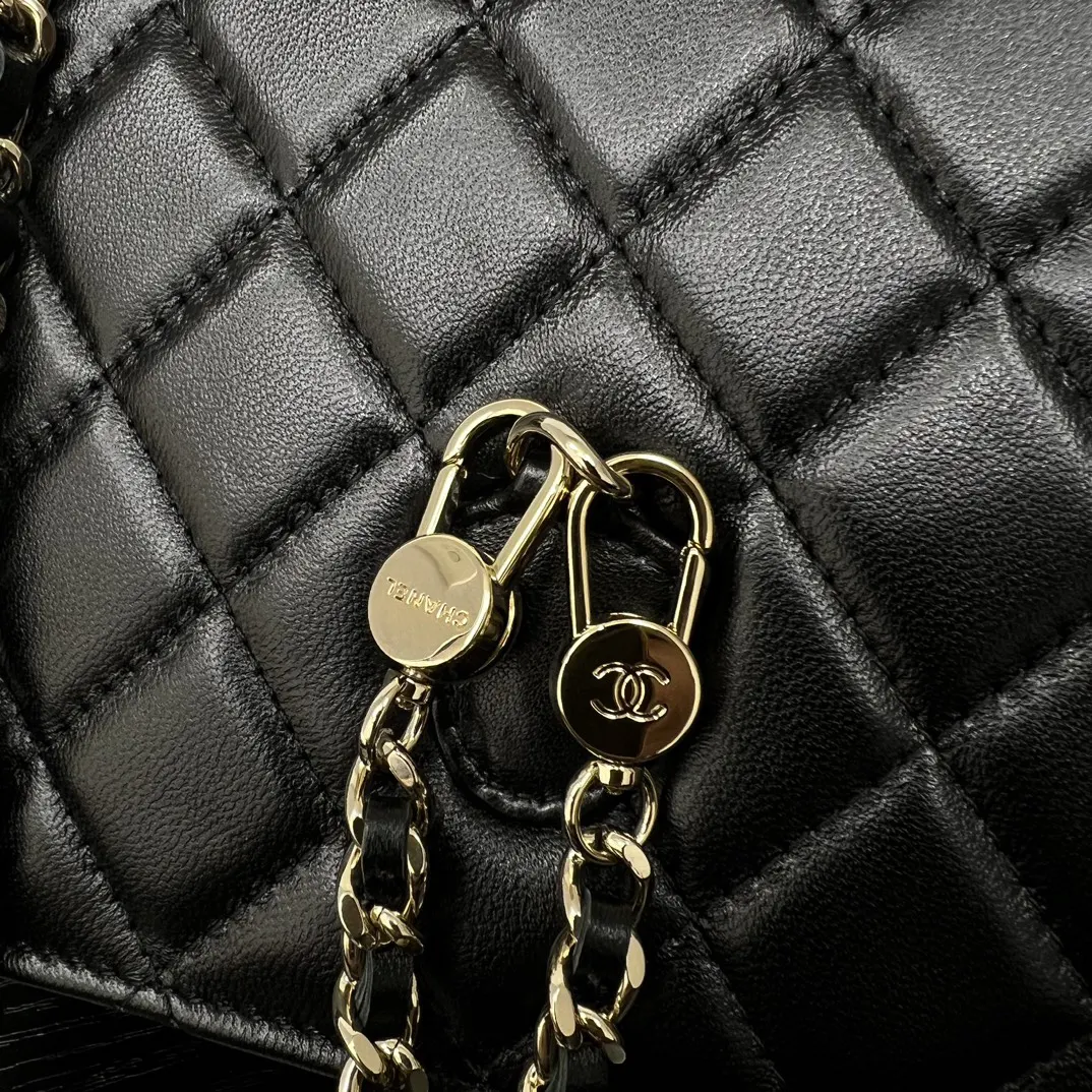 Chanel 黑色小牛皮手提包 金扣