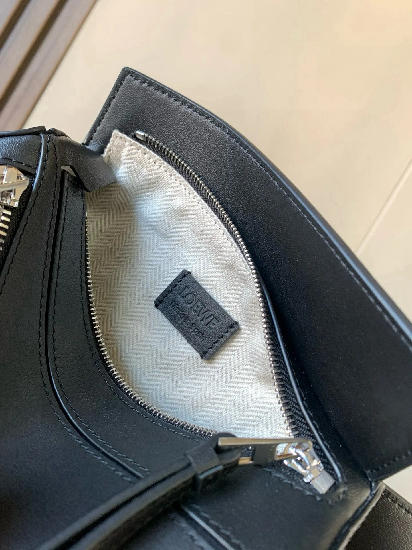 黑色 牛皮 不仅容量可观 而且上身比例更好 腰包 休闲腰包款