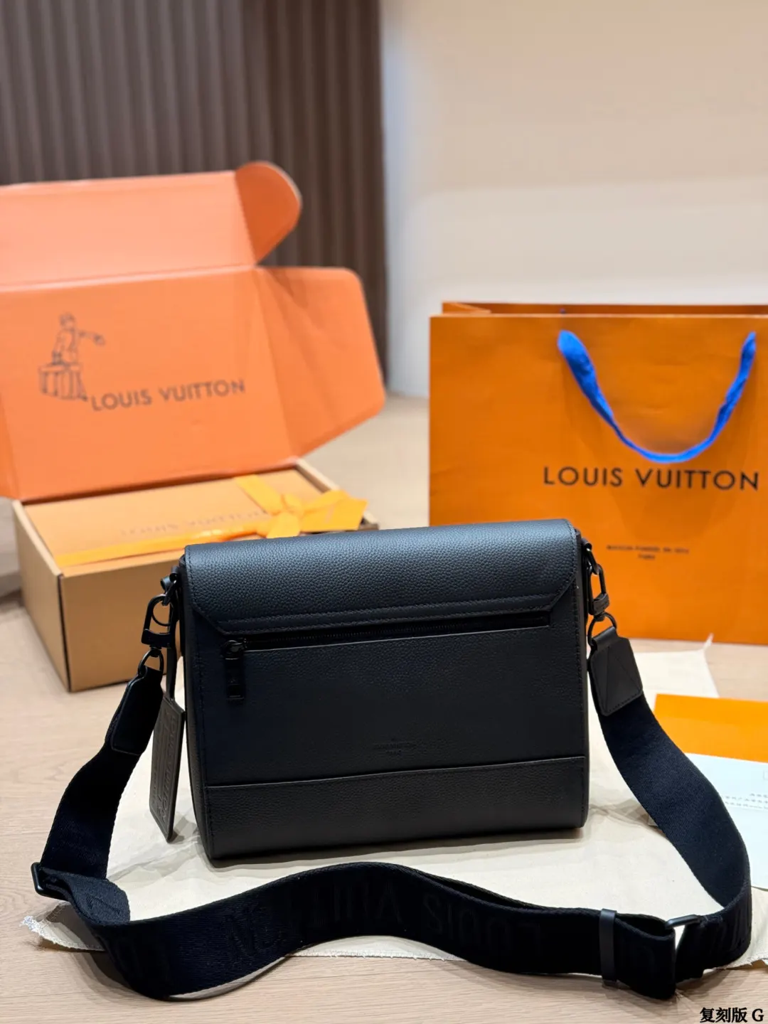 LV 黑色 小牛皮 版 牛皮 黑色牛皮邮差包​​ 黑色牛皮邮差包 斜挎包 轻便斜挎款