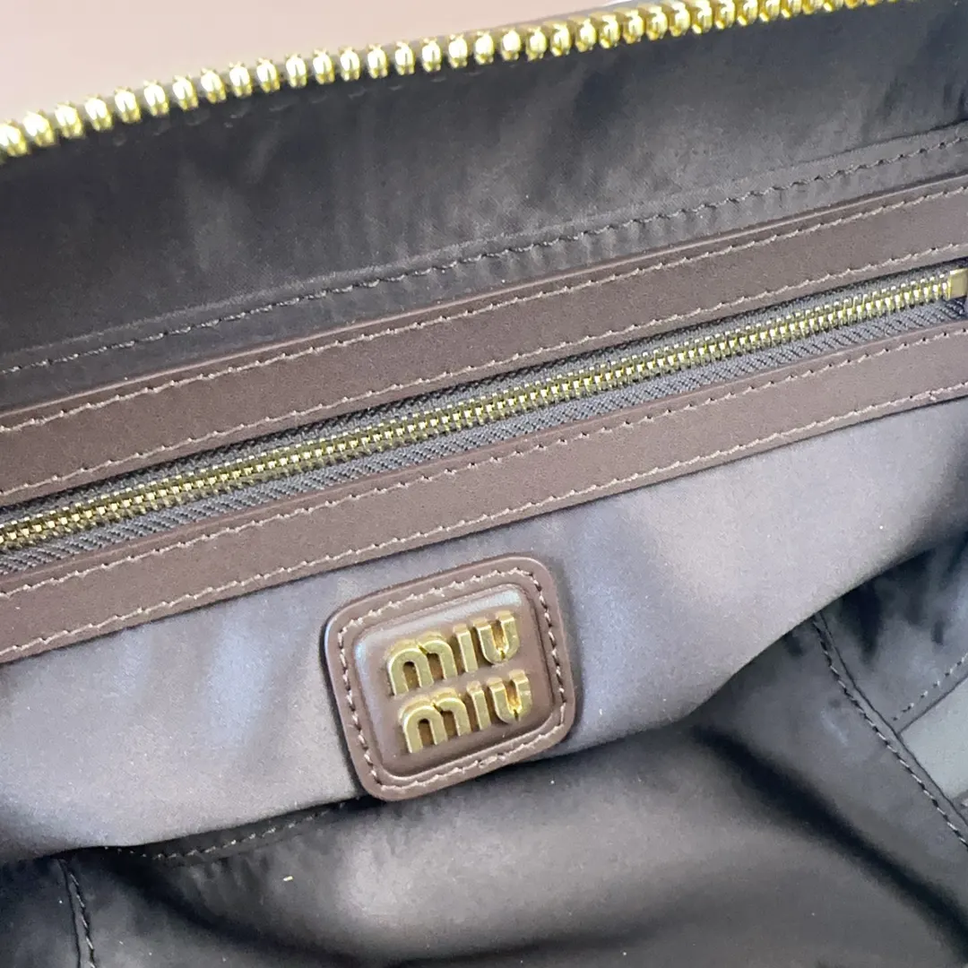 Crossbody Bag Lightweight Leather Image 9 Crossbody Bag Lightweight Leather Image 9
