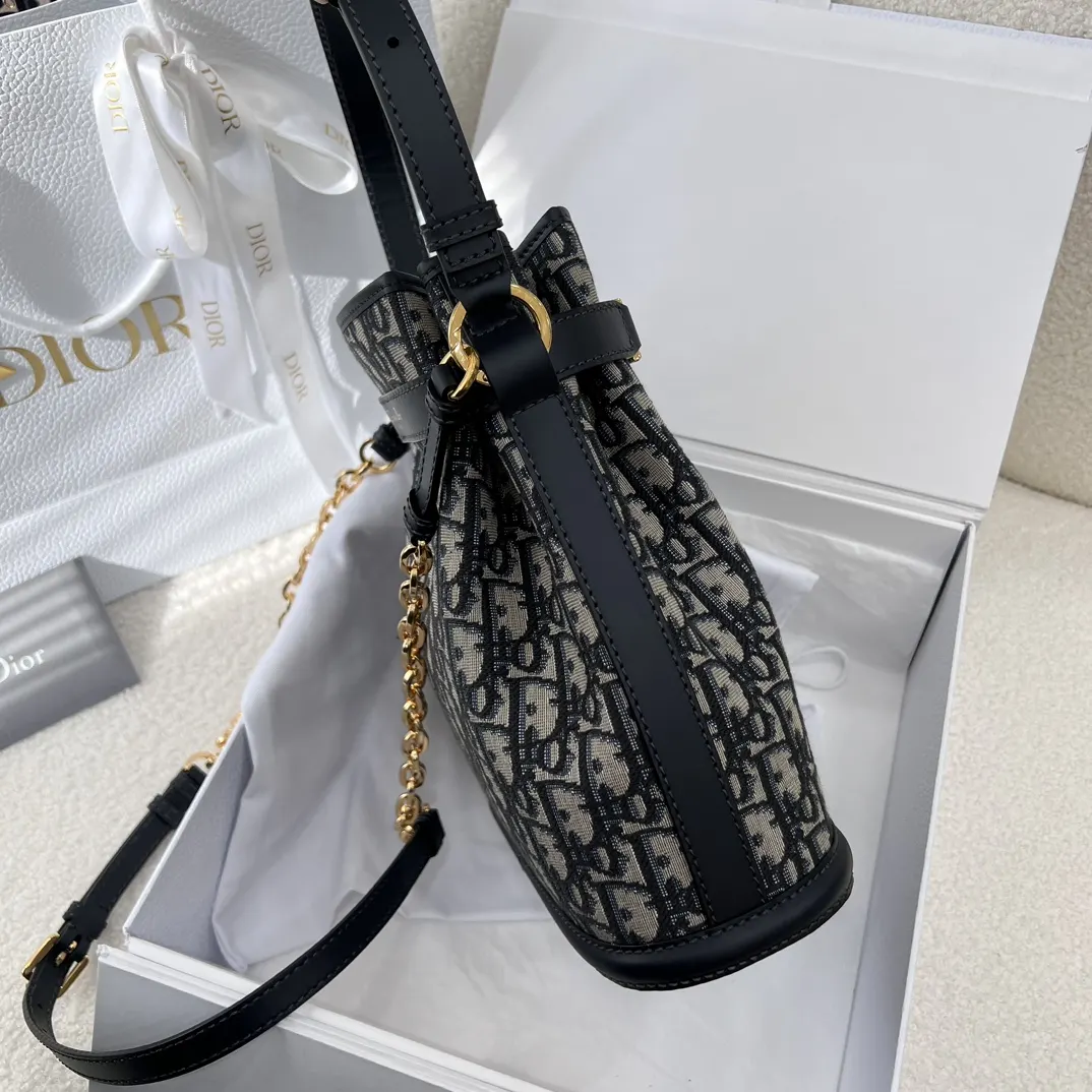批 水桶包 中号 优雅而 链条包 精致链条款