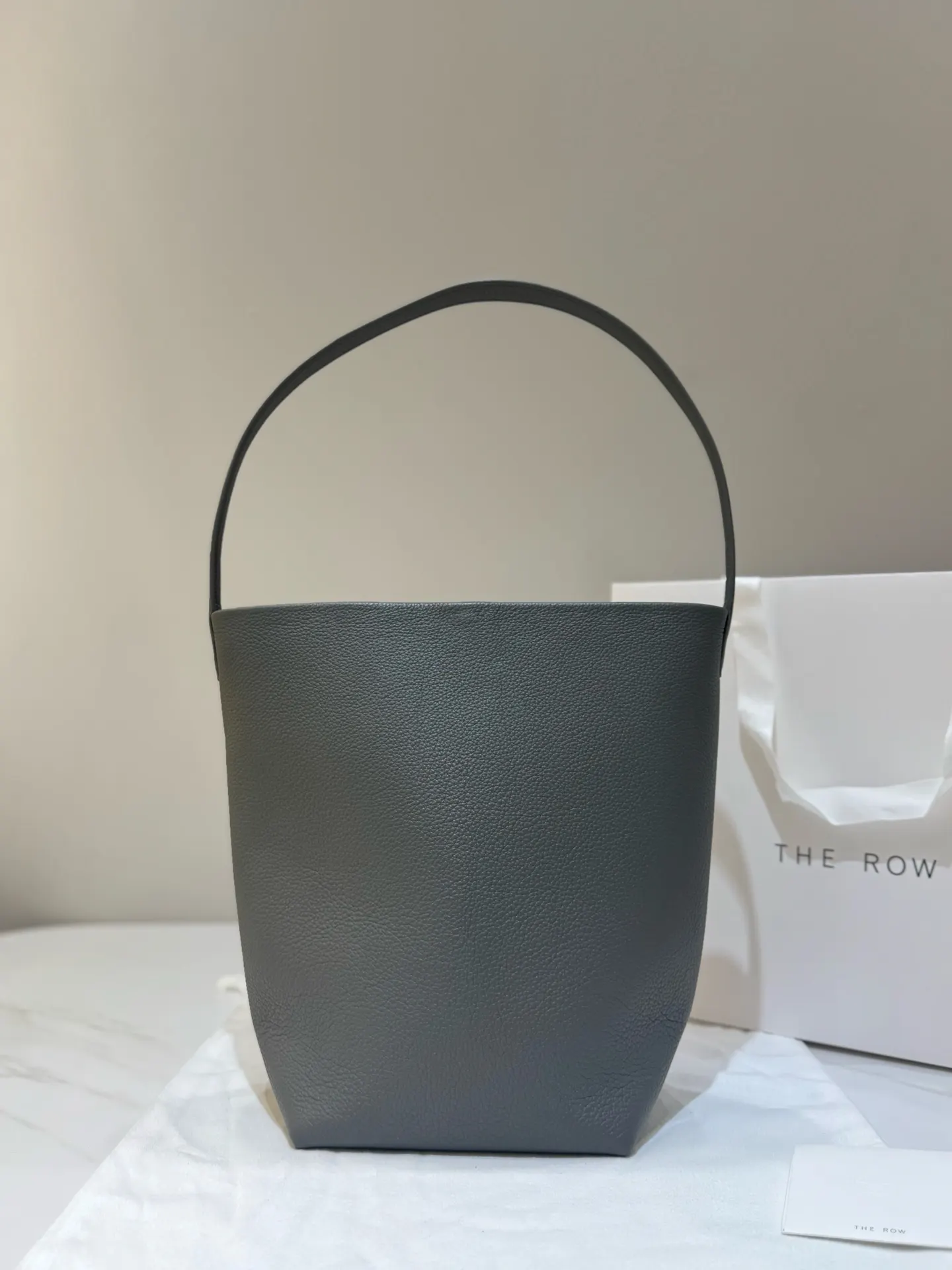 灰色 羊皮 中号桶包深灰色 完全长在审美上又兼具 水桶包 休閒水桶款