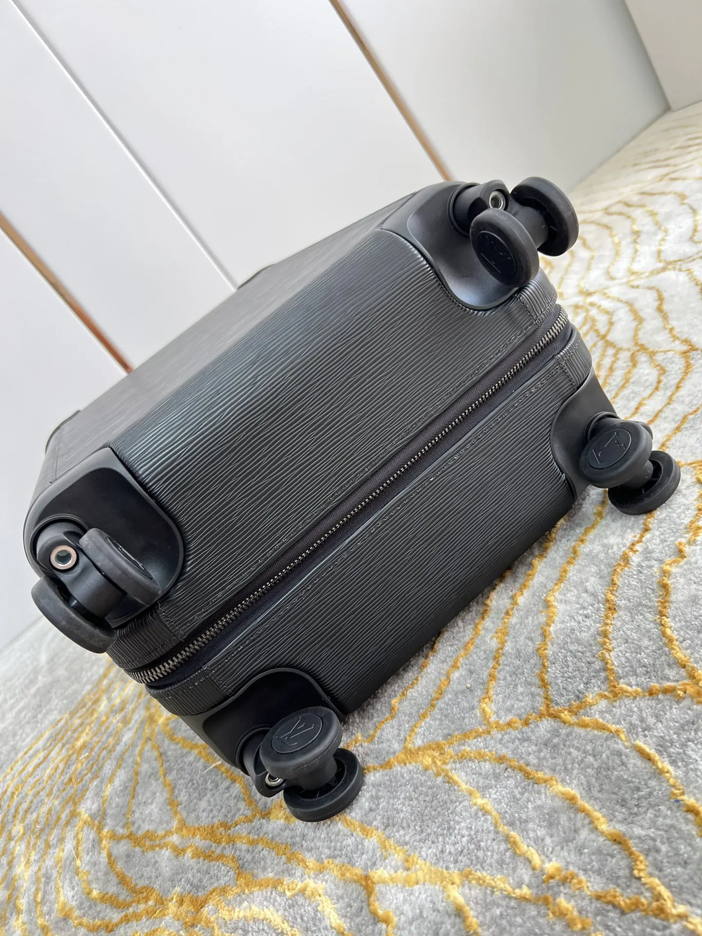 LV 黑色 帆布 详细特征 × 长×宽×高 人工测量 行李箱 旅行拉杆款 轻便出行款