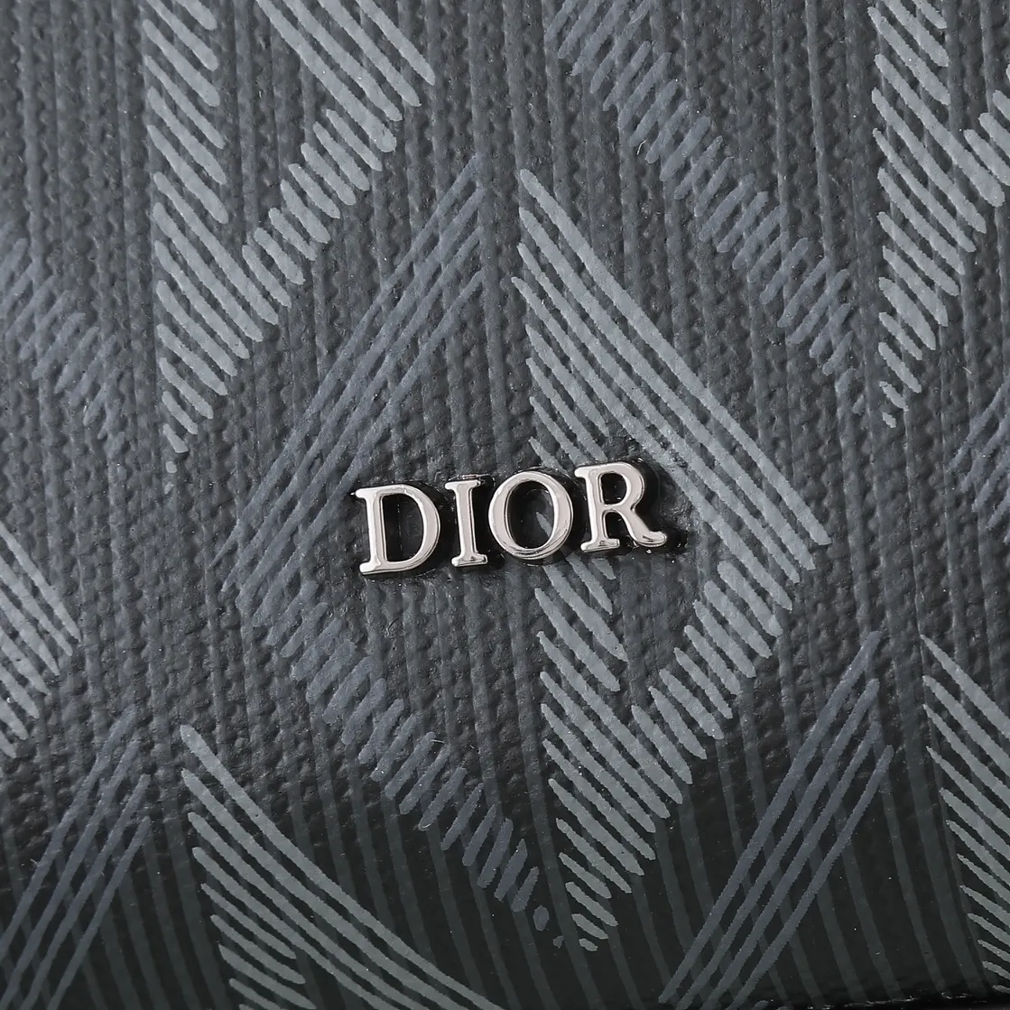 Dior 黑色 牛皮 宽敞的拉链隔层適合收納手机 还设有六个卡槽 手拿包 精致手拿款