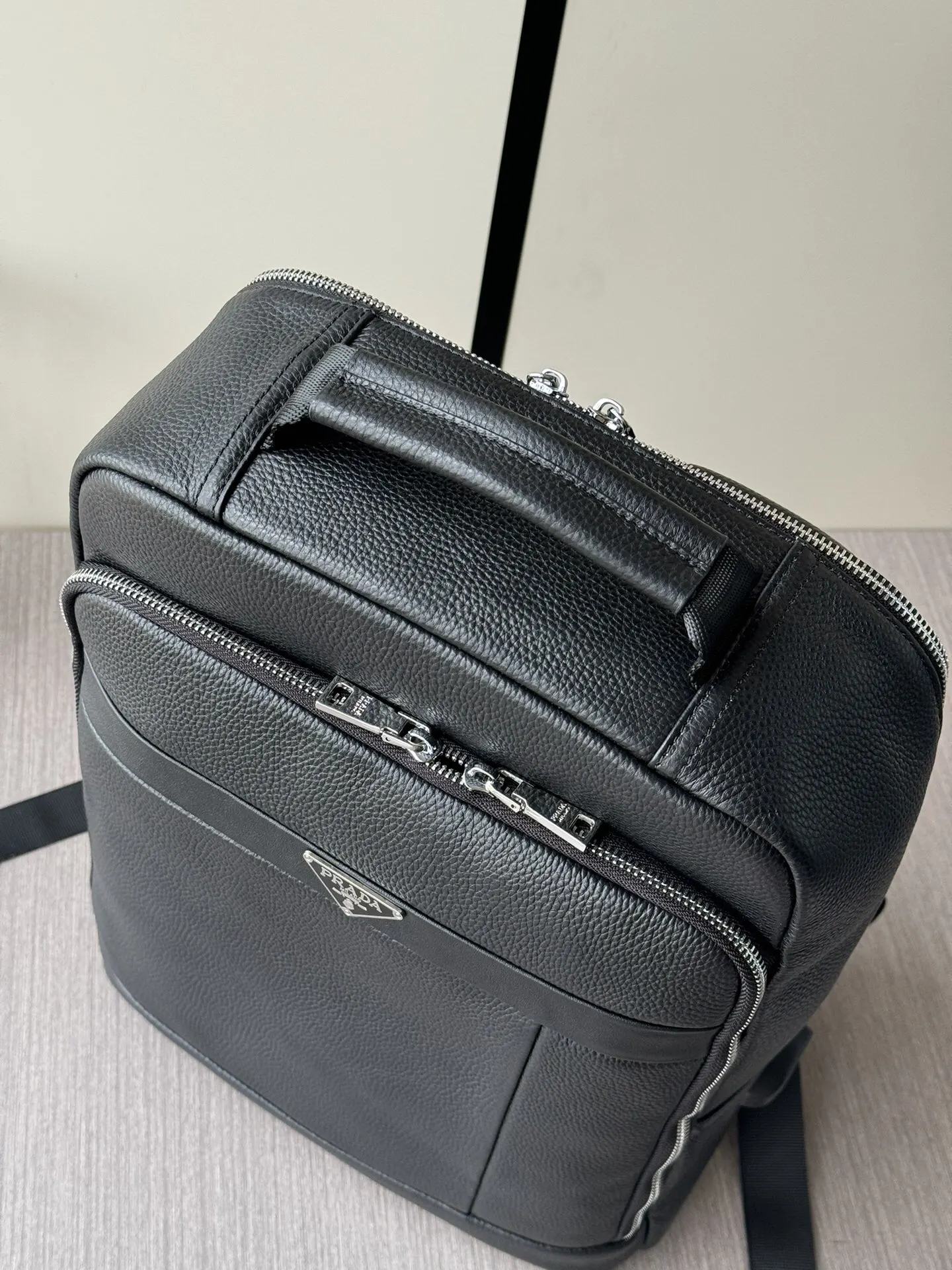 Prada 黑色 小牛皮 行李箱 旅行拉杆款 輕便出行款(數字9) Prada 黑色 小牛皮 行李箱 旅行拉杆款 輕便出行款(數字9)