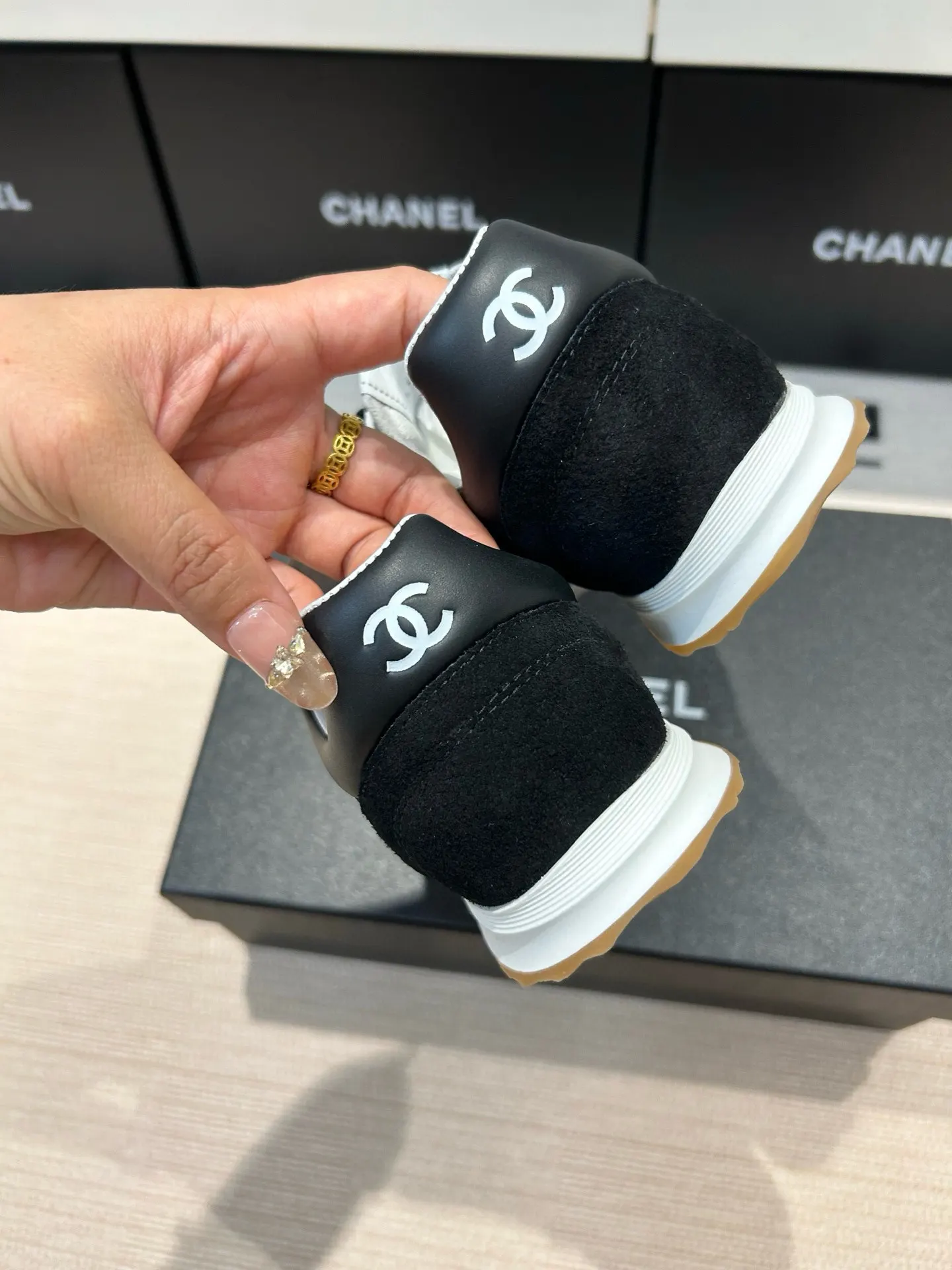 Chanel 黑白拼色双C运动鞋 低帮休闲