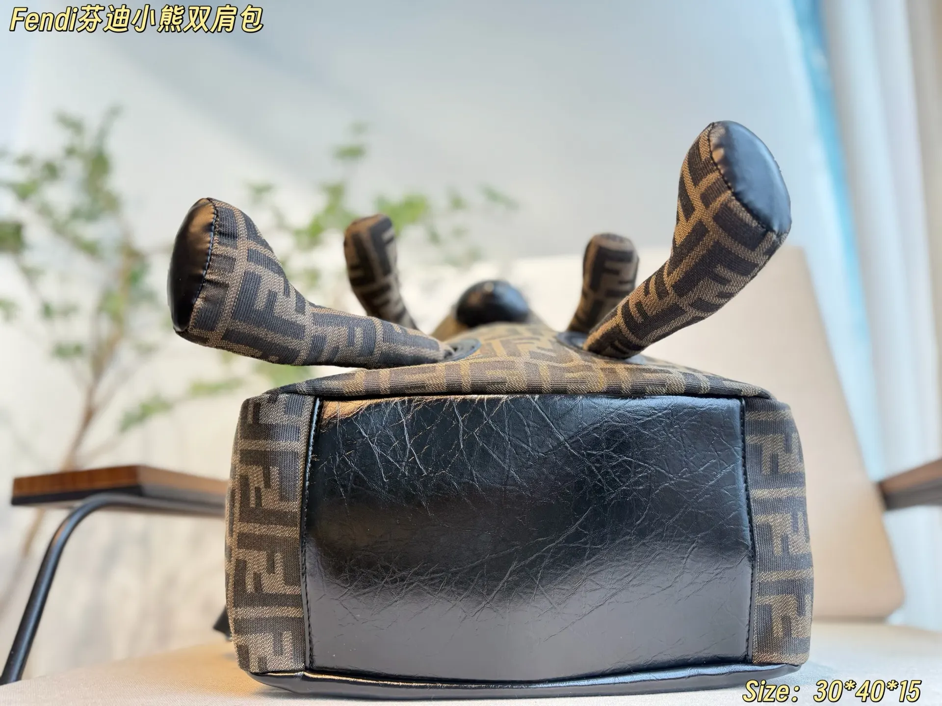 Fendi 芬迪小熊雙肩包 可可爱爱的小熊玩偶公仔 雙肩功能强大 实用雙肩款(數字9) Fendi 芬迪小熊雙肩包 可可爱爱的小熊玩偶公仔 雙肩功能强大 实用雙肩款(數字9)