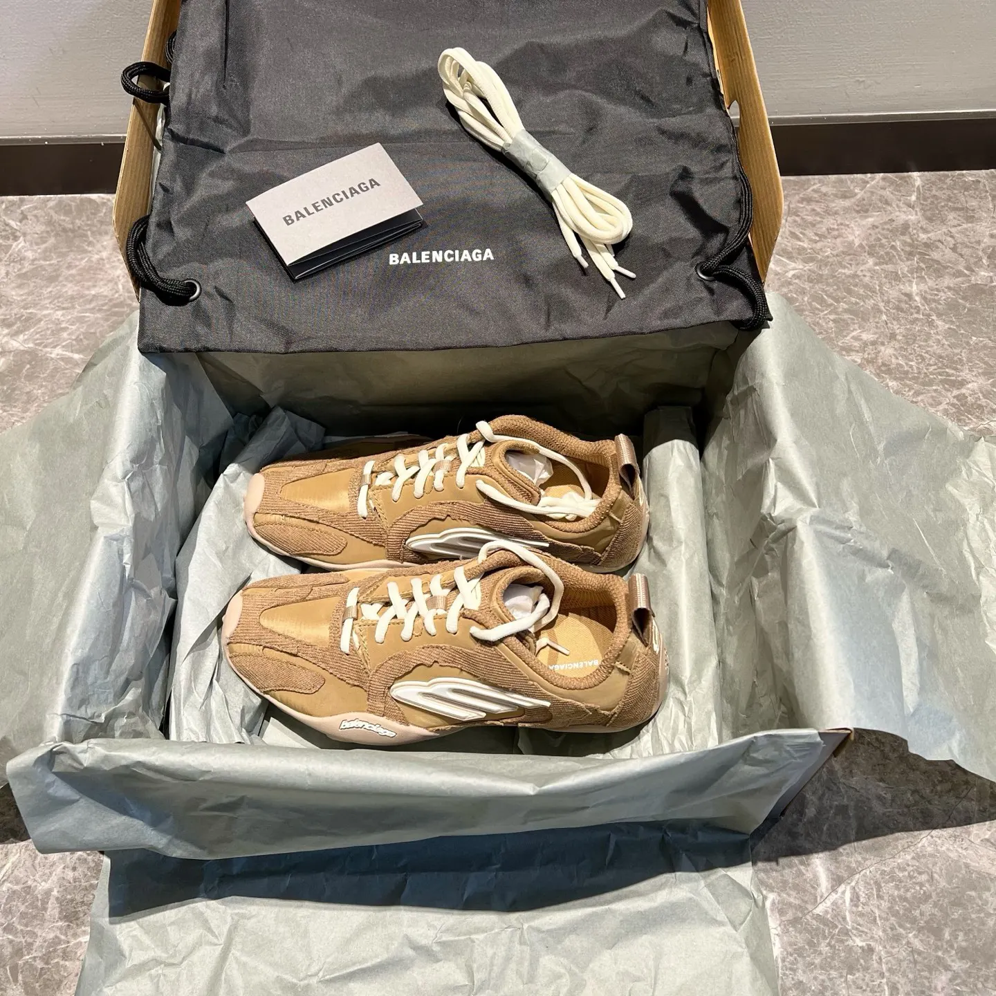 Balenciaga 單肩包 日常搭配