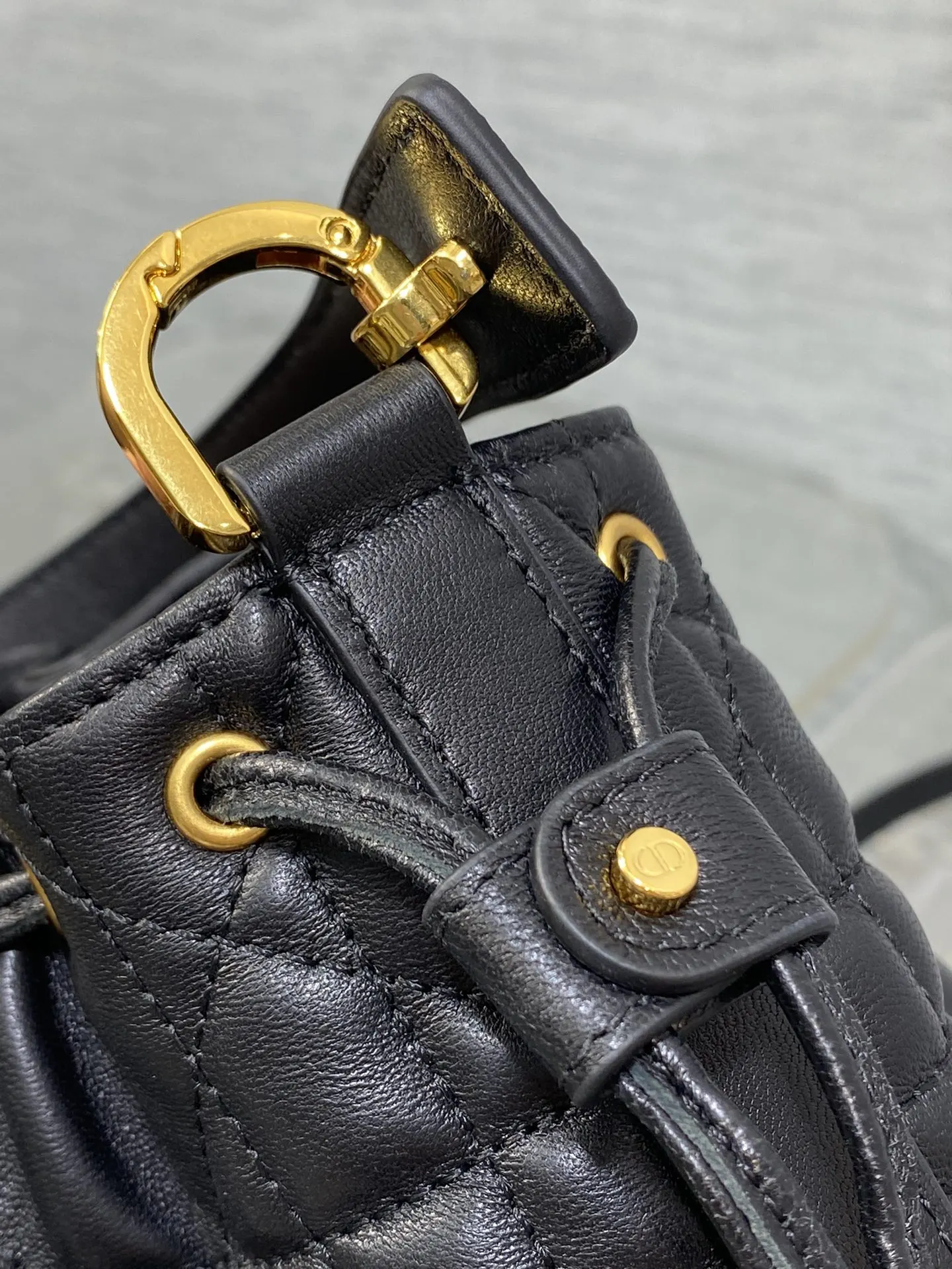 Dior 牛皮 全套 砖柜最新Jolie系列水桶包 优 鏈條包 精致鏈條款