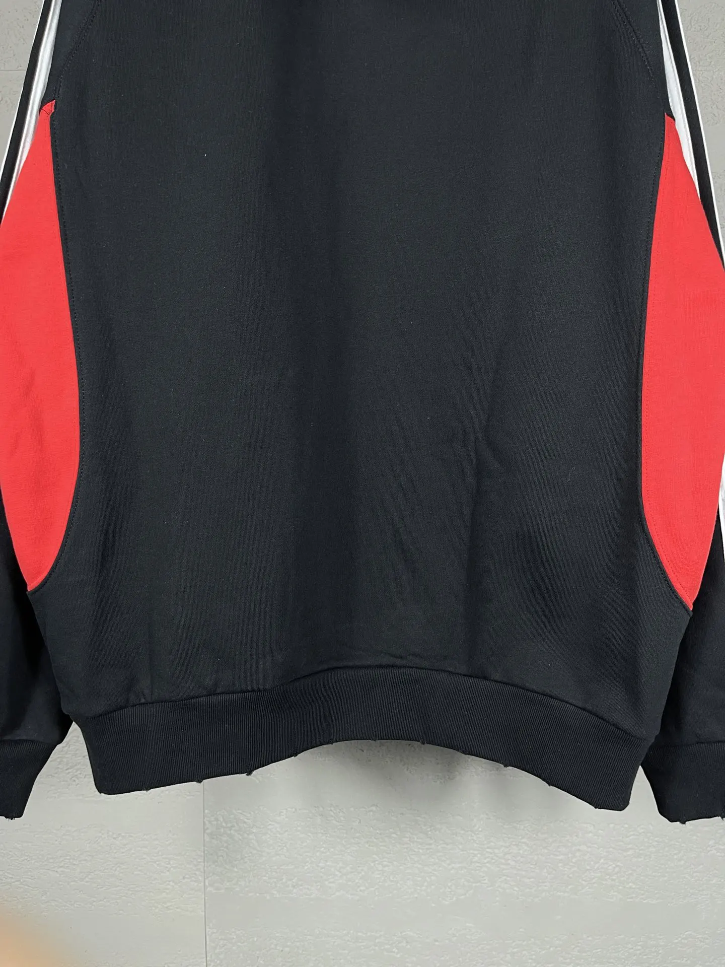 Balenciaga 联名拼色连帽卫衣 黑红