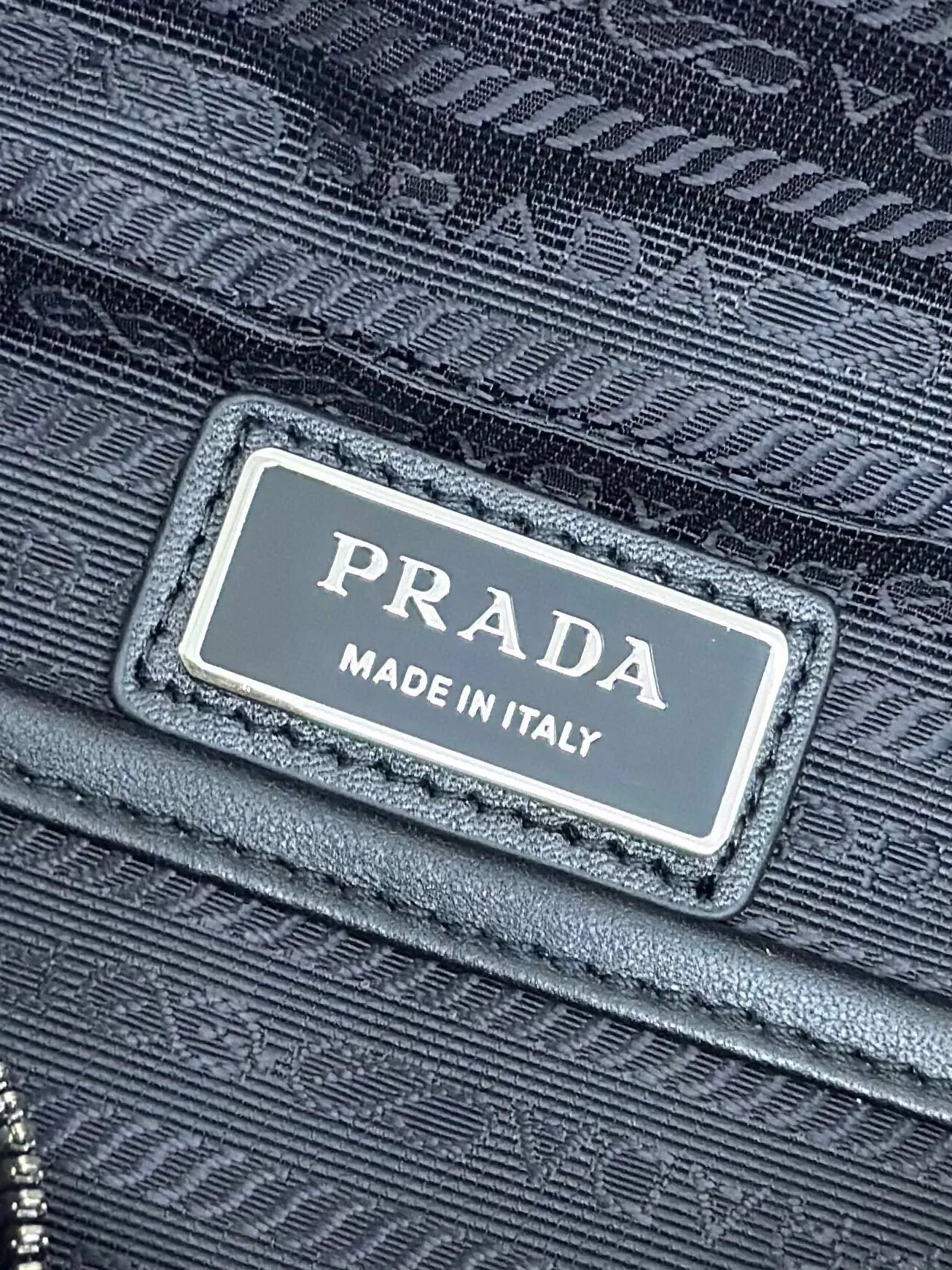 PRADA 2VH070 Re-Nylon尼龙 Saffiano十字纹牛皮 邮差包 通勤百搭款