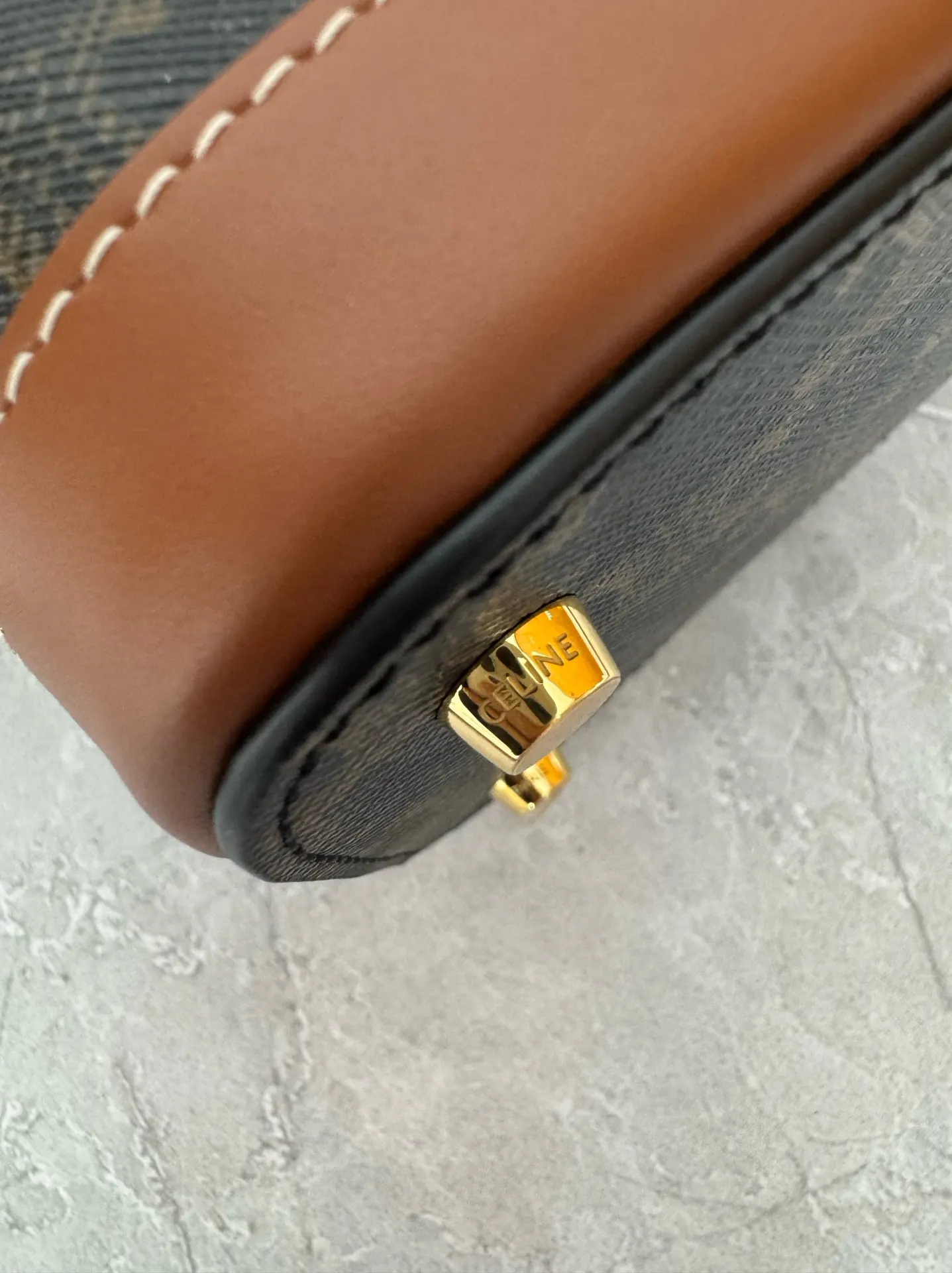 Crossbody Bag Lightweight Leather Image 8 Crossbody Bag Lightweight Leather Image 8